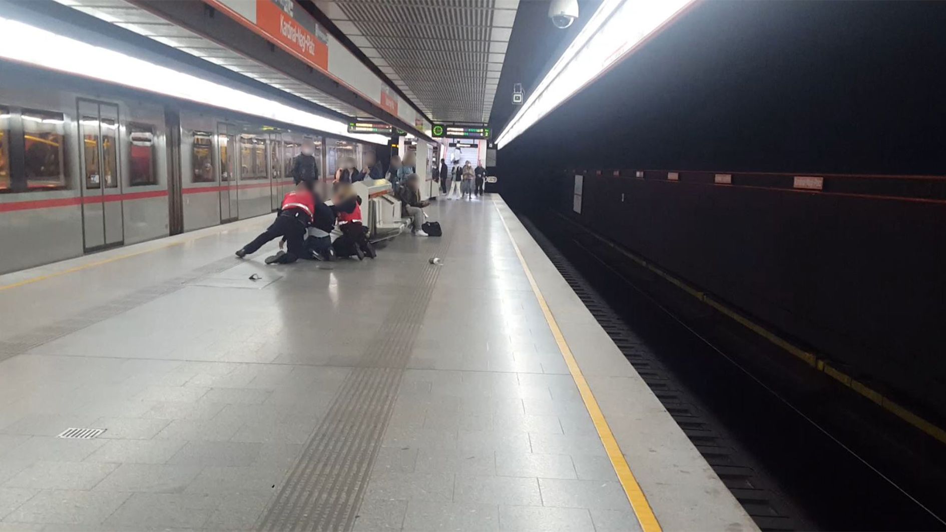 Weil der Mann schrie und sich weigerte, auszusteigen, wurde er hinausgetragen.