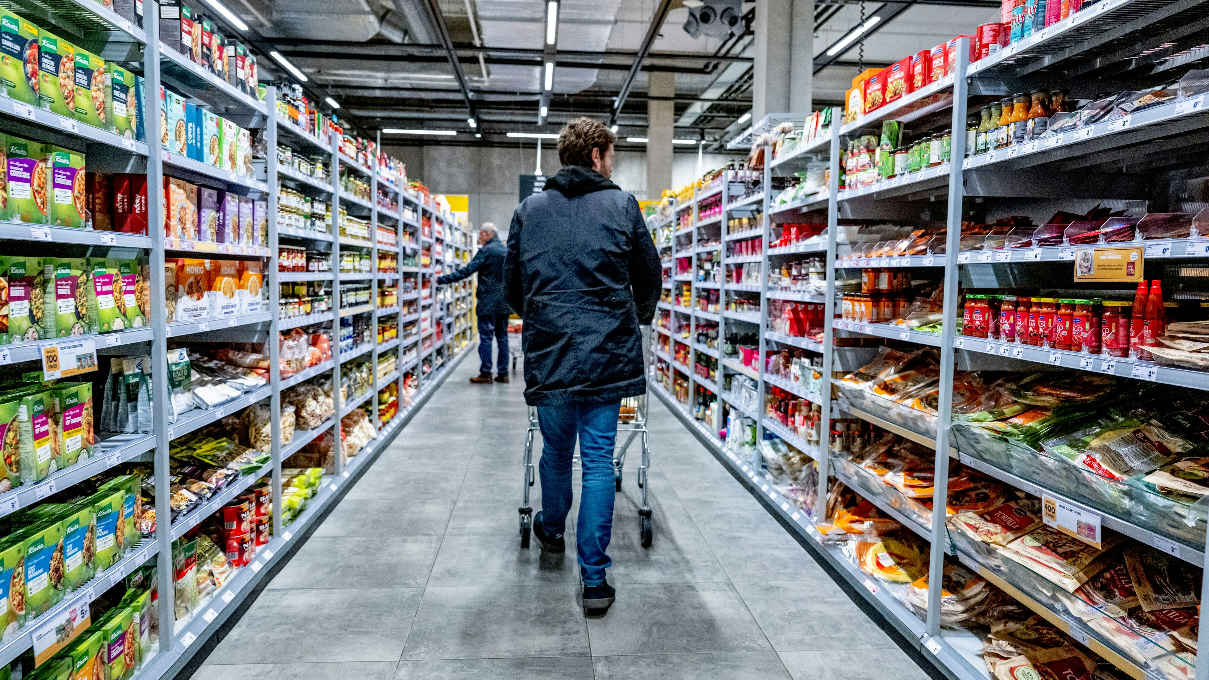 Download von www.picturedesk.com am 05.10.2022 (10:53).  ACT action_40063178 -- THE HAGUE - A man a customer is shopping in a supermarket. Daily life has become 17.1% more expensive on average in September. This is reported by Statistics Netherlands (CBS) in an initial estimate, based on the harmonized European measurement method. Never before has inflation soared. Robin Utrecht.THE HAGUE - A man a customer is shopping in a supermarket. Daily life has become 17.1% more expensive on average in September. This is reported by Statistics Netherlands (CBS) in an initial estimate, based on the harmonized European measurement method. Never before has inflation soared. Robin Utrecht. - 20220930_PD4621 - Rechteinfo: Rights Managed (RM)