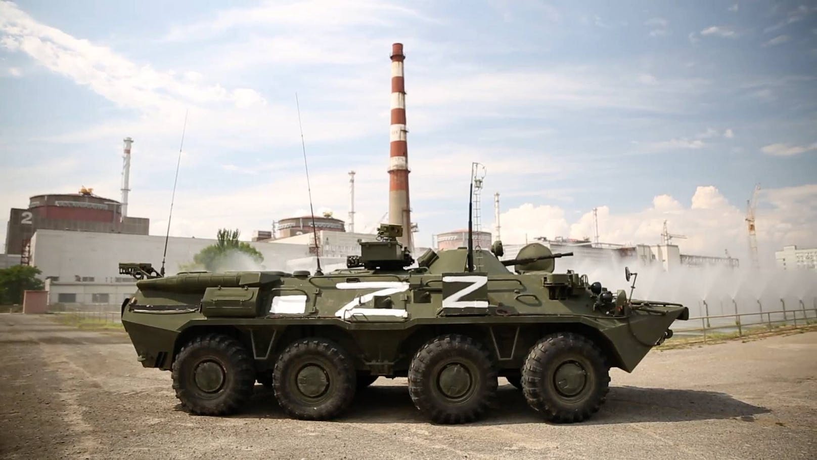 Ein russisches Militärfahrzeug steht vor dem AKW in Saporischschja.