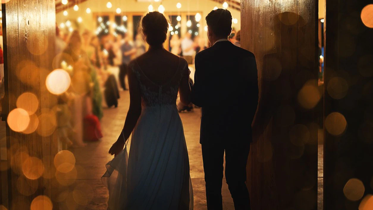 Der junge Bräutigam rastete bei der Feier völlig aus.