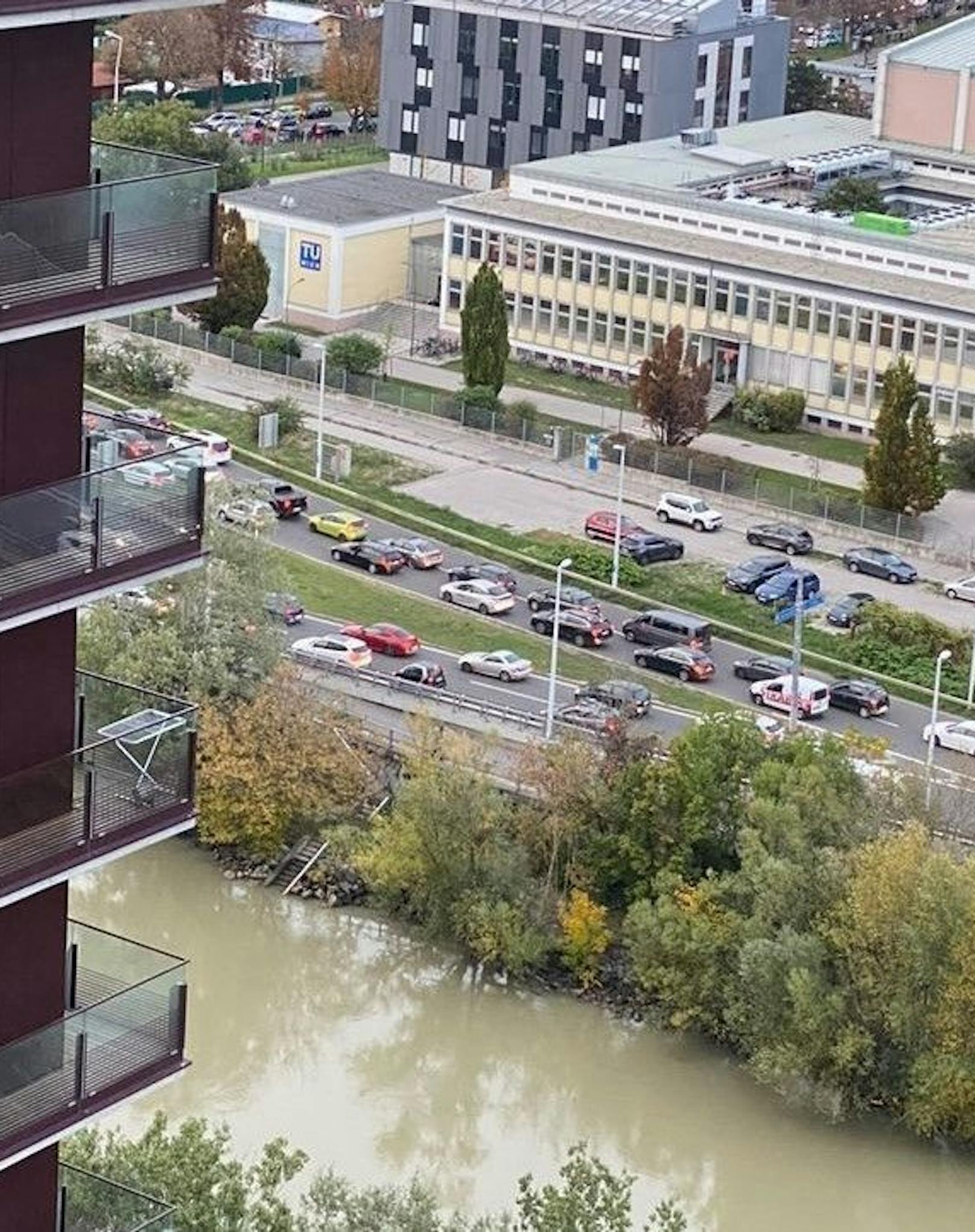 Auf der Ostautobahn (A4) staut es nun gewaltig.