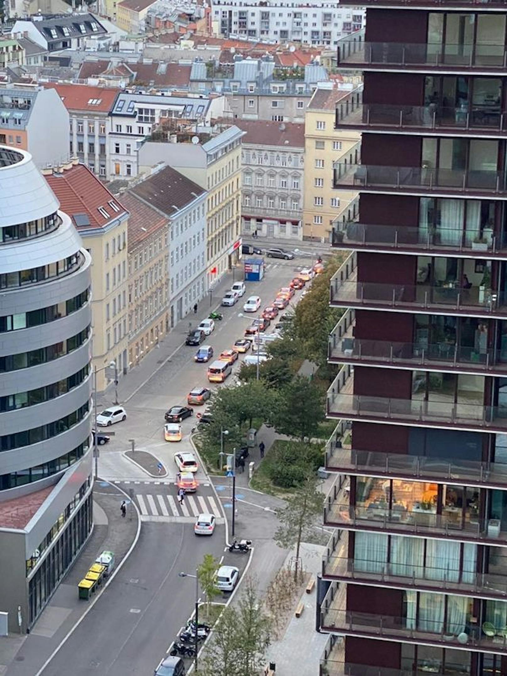 Auch in den naheliegenden Straßen herrscht derzeit viel Verkehr.