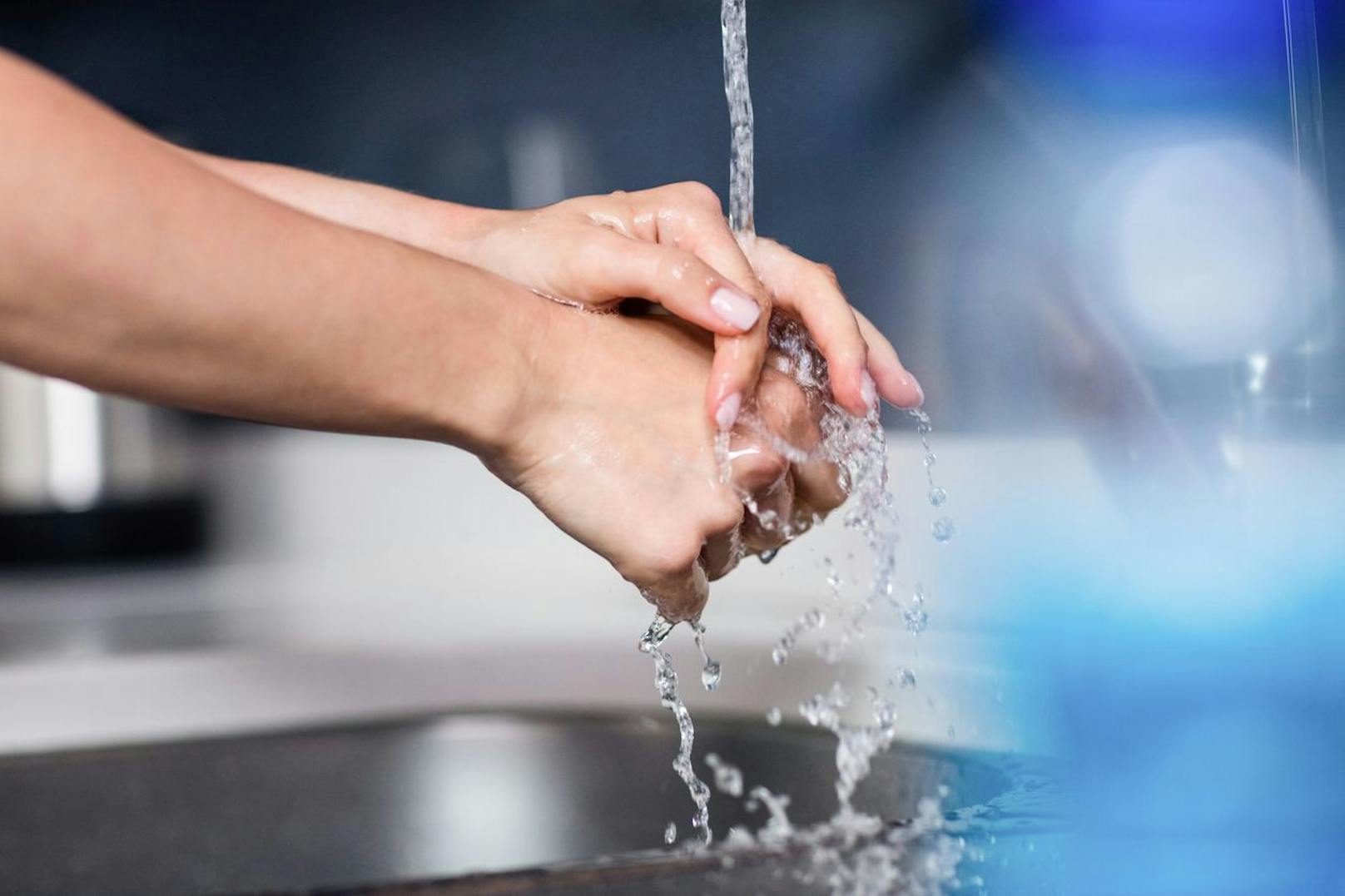 Brüchige Nägel sind auch eine Folge von Trockenheit, die durch zu viel Wasser ausgelöst wird. Wasche deine Hände nicht mit zu viel Wasser und vergiss danach nicht, dass sie ordentlich eingecremt gehören.