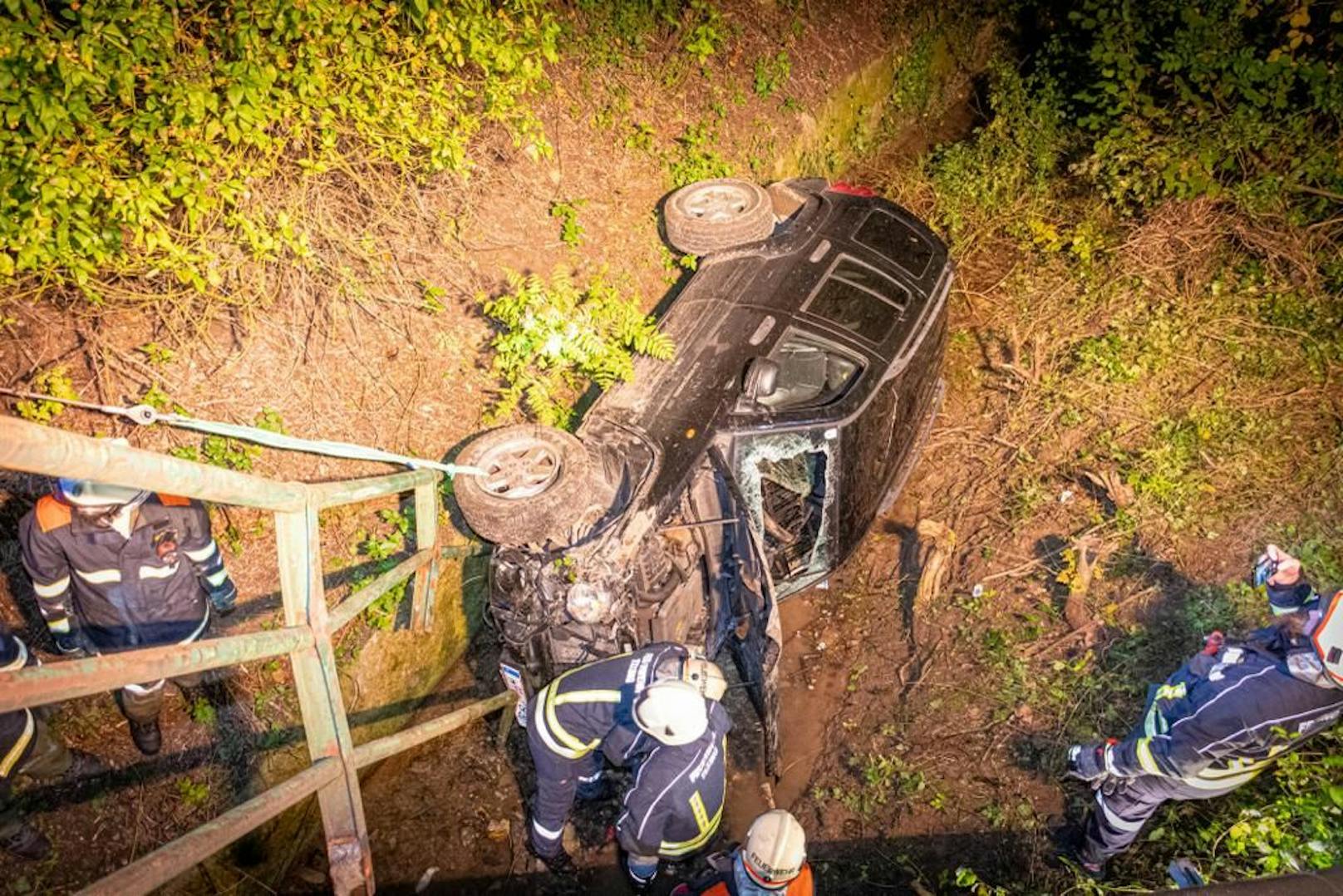 Feuerwehr leuchtete Unfallstelle aus, Lenker war nicht ansprechbar