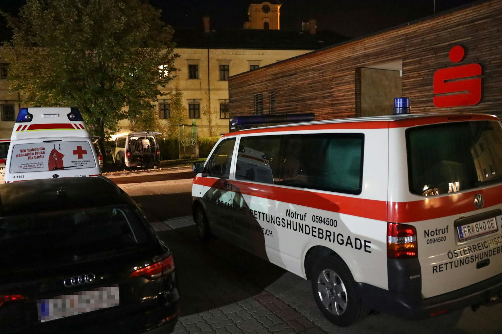 Ein Großaufgebot an Einsatzkräften stand am späten Dienstagabend bei einer Suchaktion nach einer abgängigen Person in Spital am Pyhrn (Bezirk Kirchdorf an der Krems) im Einsatz.