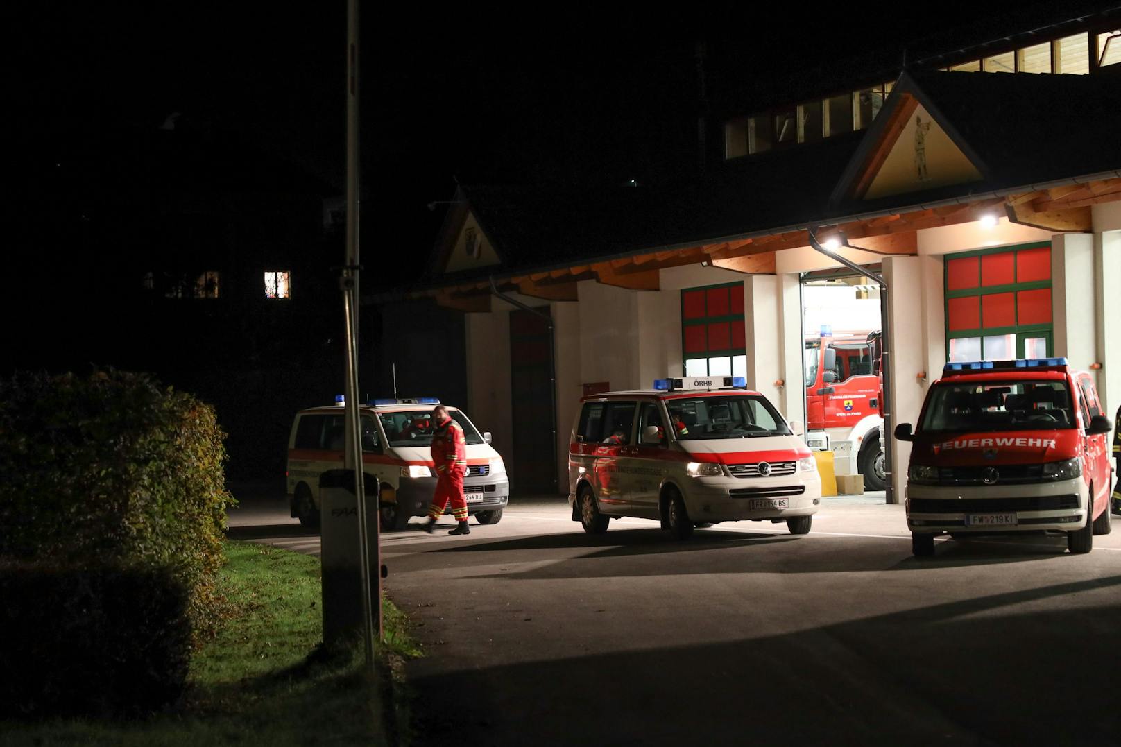 Ein Großaufgebot an Einsatzkräften stand am späten Dienstagabend bei einer Suchaktion nach einer abgängigen Person in Spital am Pyhrn (Bezirk Kirchdorf an der Krems) im Einsatz.