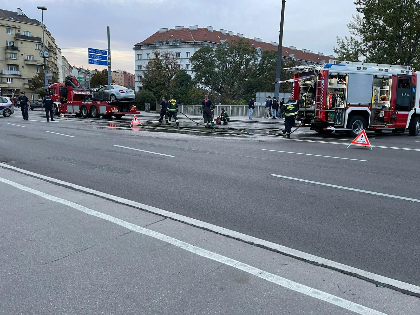 Gegen 18.20 Uhr wurde das Fahrzeug von den Florianis abgeschleppt.