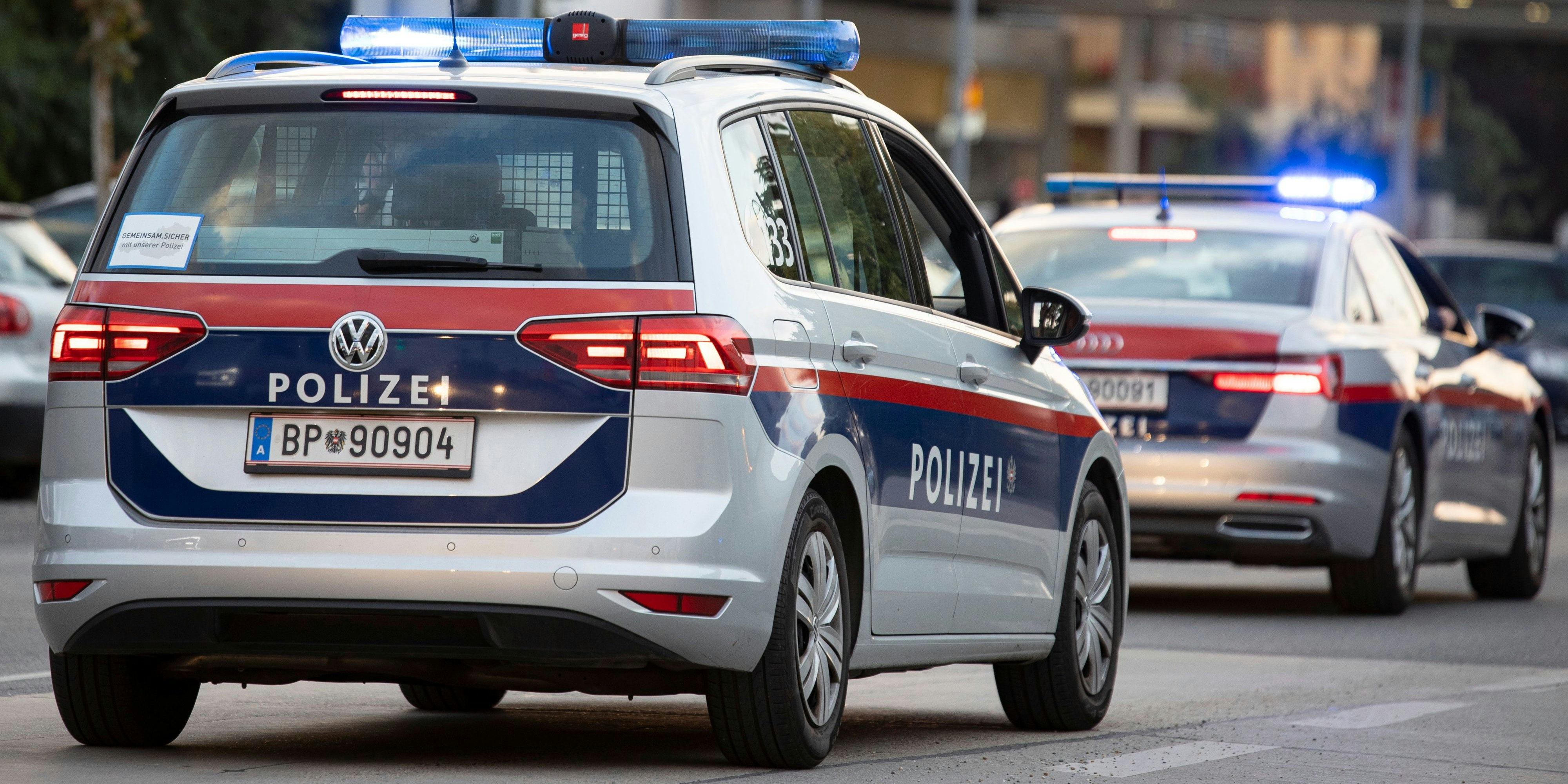 Download von www.picturedesk.com am 05.10.2022 (10:15).  Polizisten befinden sich während einer Demonstration im Einsatz. Im Bild: Funkstreife mit Blaulicht. Wien, Österreich. 06.09.2022 // Vienna police forces are in service during a demonstration. Picture: Police car with blue flashlights. Vienna, Austria. September 6th, 2022 - 20220906_PD29841 - Rechteinfo: Rights Managed (RM)