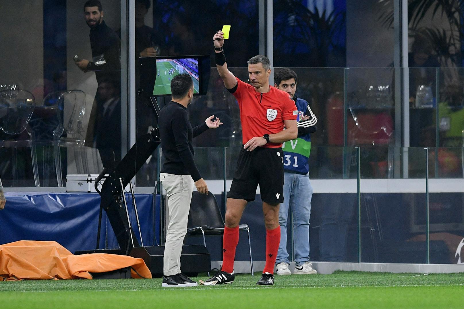 Barcelona-Coach Xavi wütet gegen den Schiedsrichter.