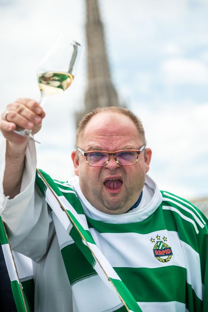 Christoph Pelczar mit dem Messwein