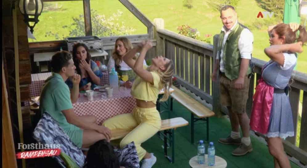 Maria demonstriert, wie sie eine Kuh melken würde.