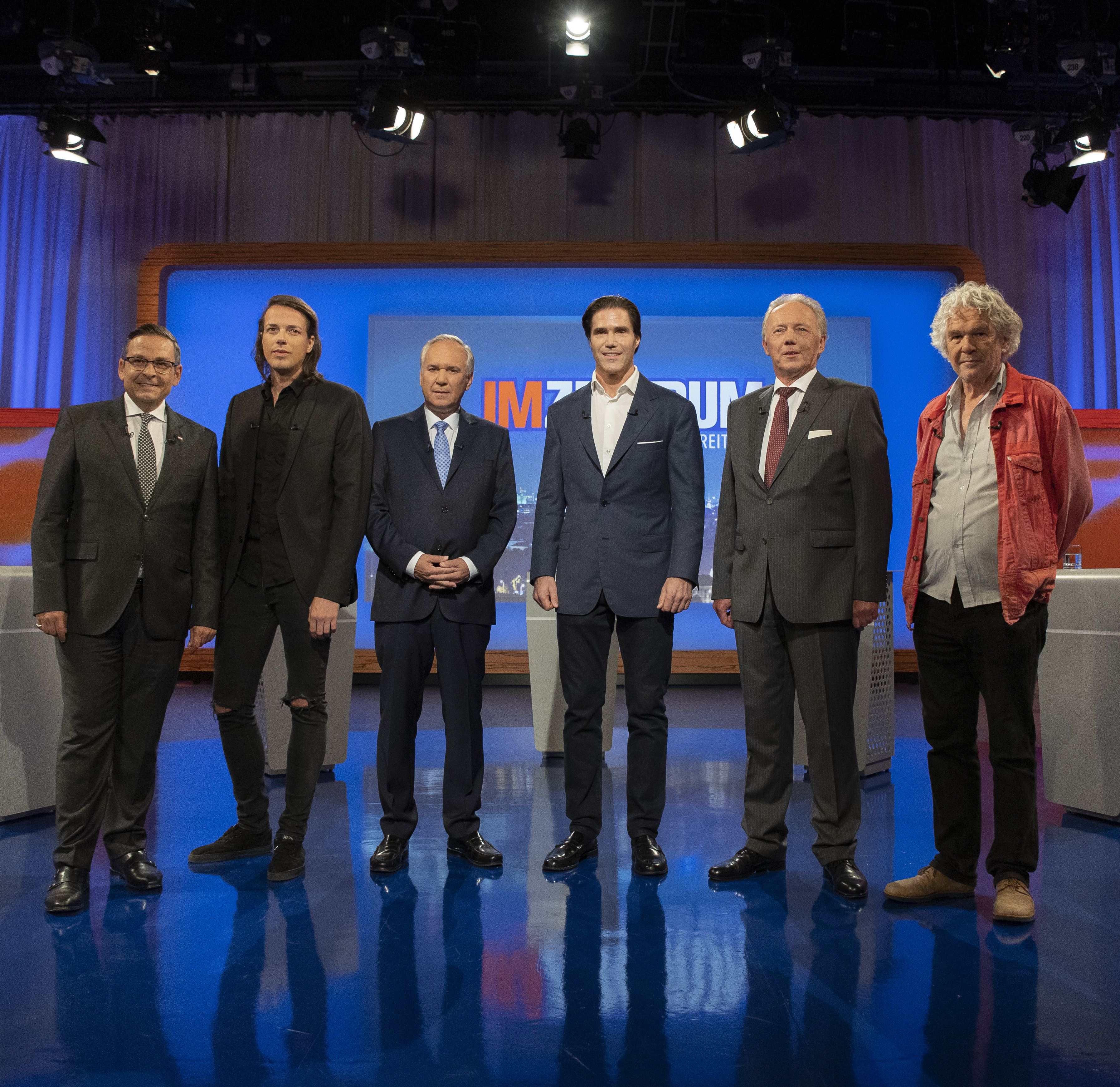 Download von www.picturedesk.com am 06.10.2022 (15:53).  ABD0091_20220911 - WIEN - ÖSTERREICH: (V.l.n.r.) Bundespräsidentschaftskandidat Gerald Grosz, Dominik Wlaûny (Bierpartei), Walter Rosenkranz (FPÖ), Tassilo Wallentin, Michael Brunner (MFG) sowie Heini Staudinger am Montag, 11. September 2022, im Rahmen der ORF TV-Sendung ,,Im Zentrum Spezial - Wahl 22" in Wien. - FOTO: APA/TOBIAS STEINMAURER - 20220911_PD16437 - Rechteinfo: Rights Managed (RM)