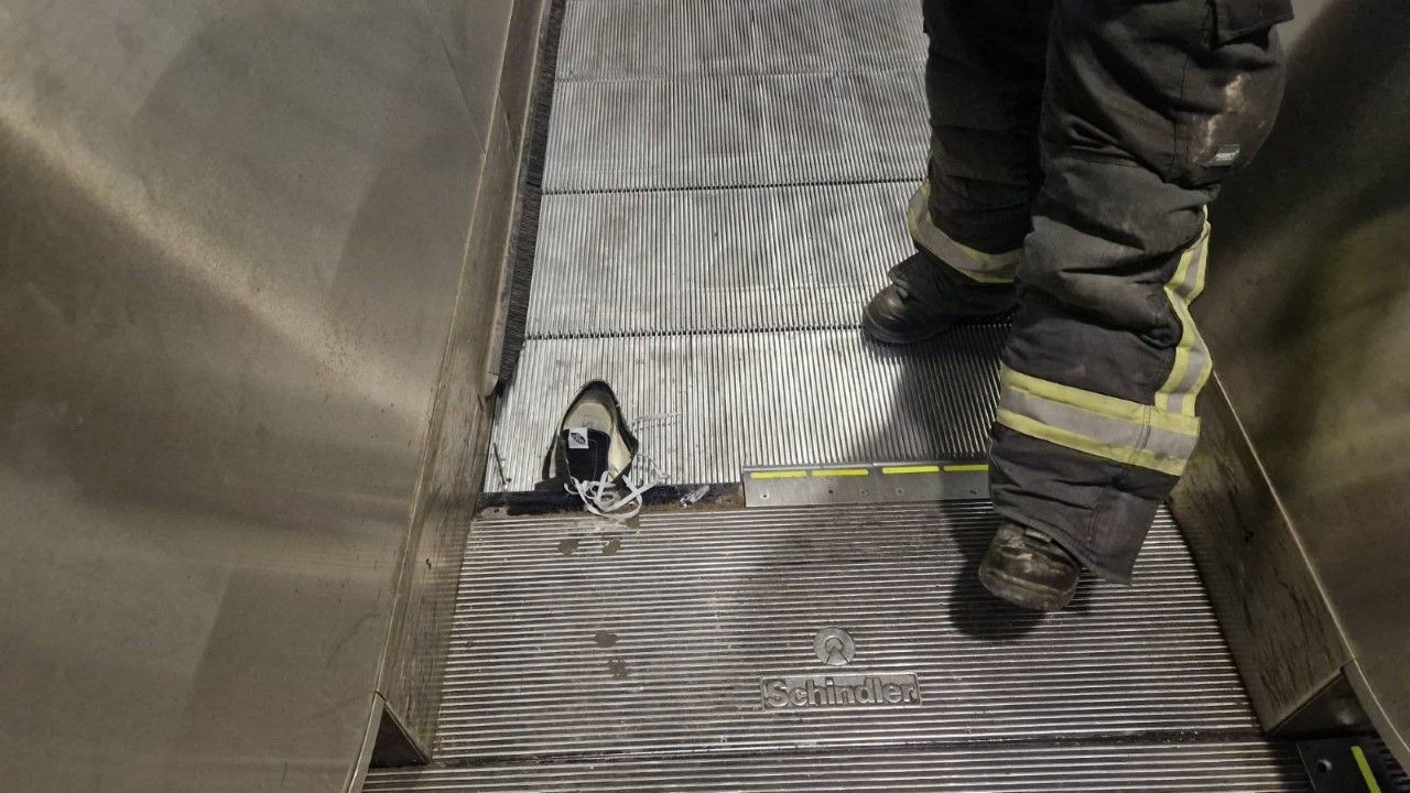 Aus einer Zwangslage musste die Wiener Feuerwehr eine Person befreien, die sich in einer Rolltreppe verhakte. 