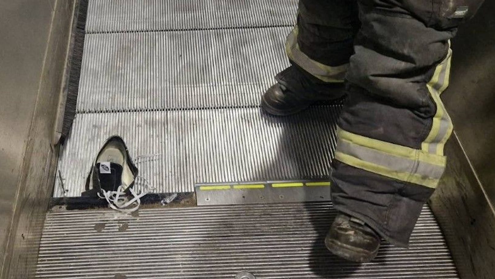 Aus einer Zwangslage musste die Wiener Feuerwehr eine Person befreien, die sich in einer Rolltreppe verhakte. 
