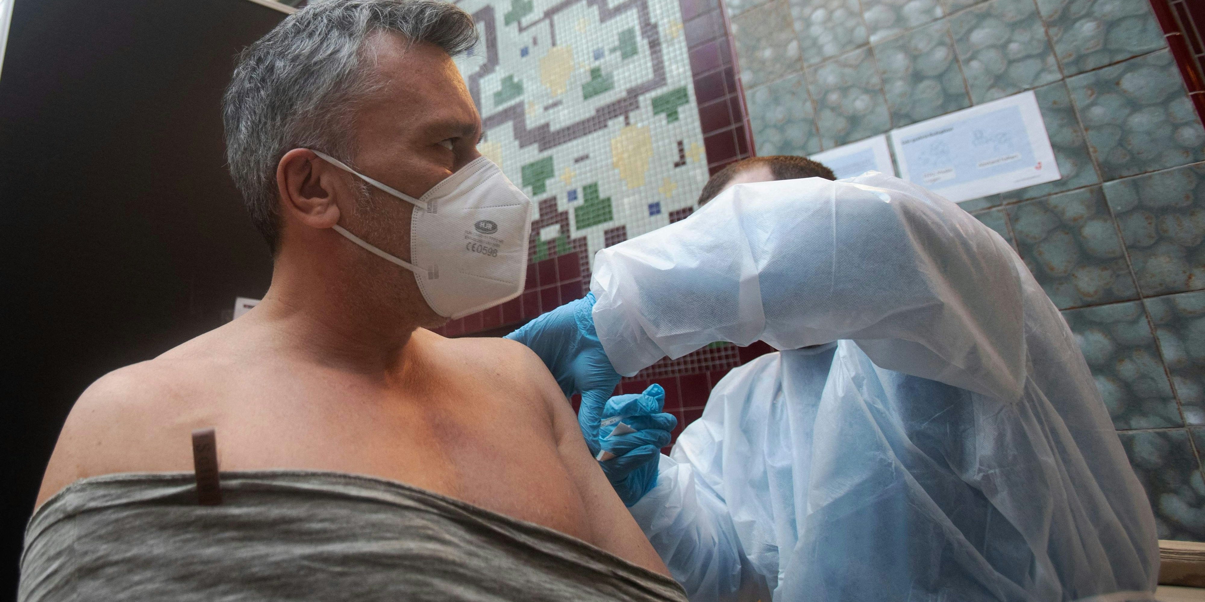 Impfung im Amalienbad in Wien (Archivfoto) - angesichts steigender Zahlen empfehlen Ärzte jetzt eine Auffrischung.