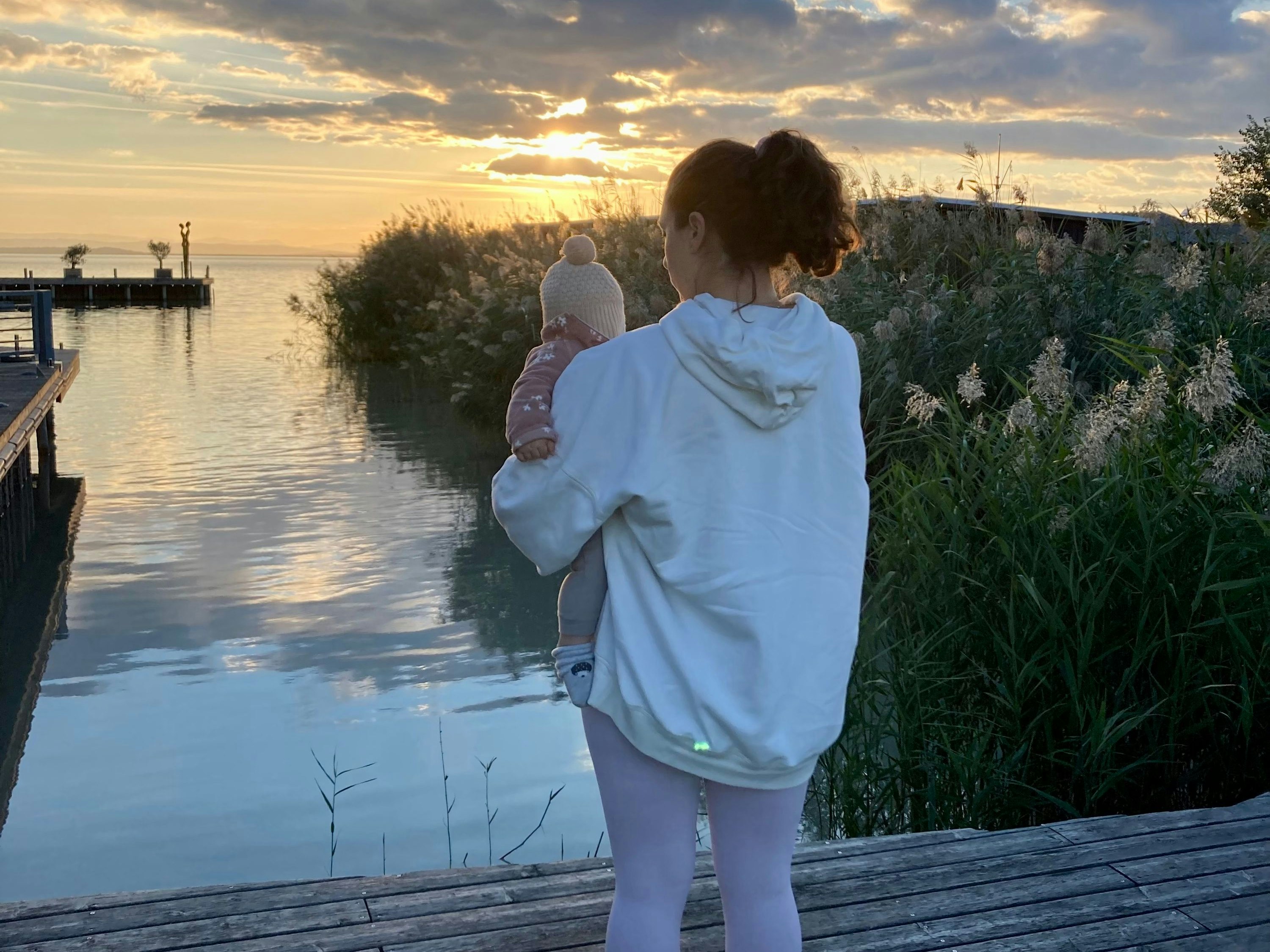 Jennifer hat im März eine Tochter bekommen. Ihr zweites Baby überlebte nicht. Die junge Mutter kämpft seit Monaten um Karenzgeld.