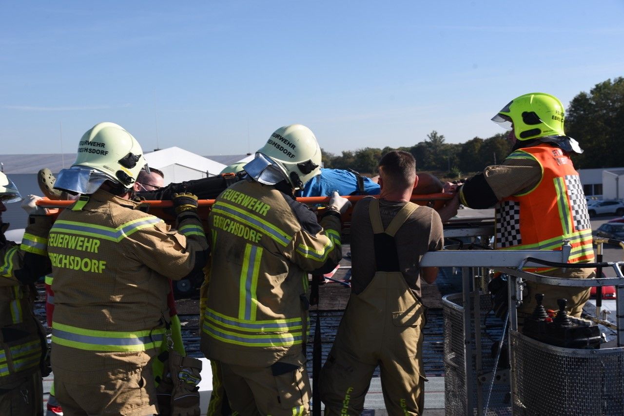 . Ein Arbeiter verletzte sich bei Flämmarbeiten auf einem Hallendach an der Wirbelsäule.