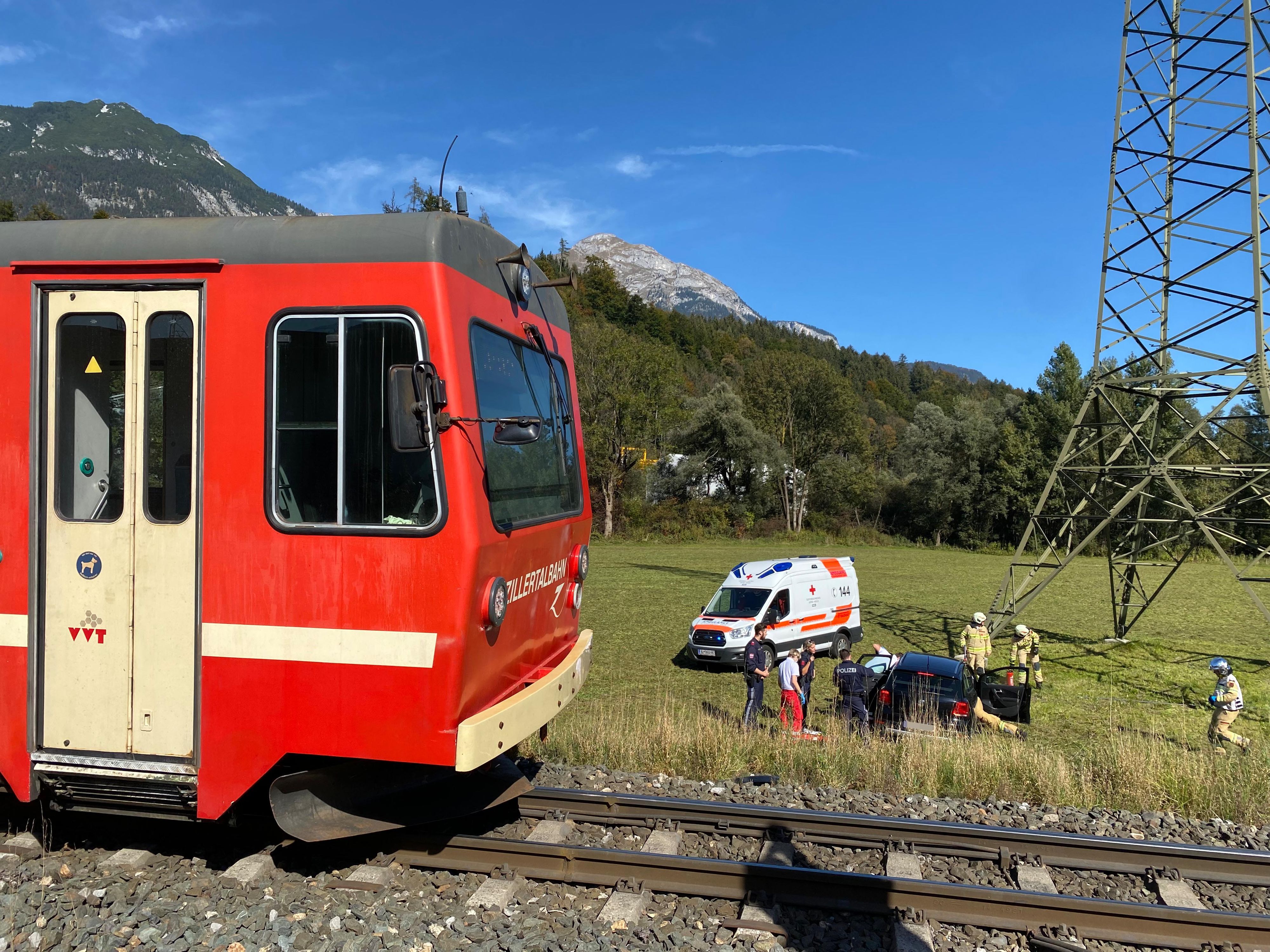Bei der Kollision mit der Zillertalbahn wurde eine Tiroler Autofahrerin verletzt.