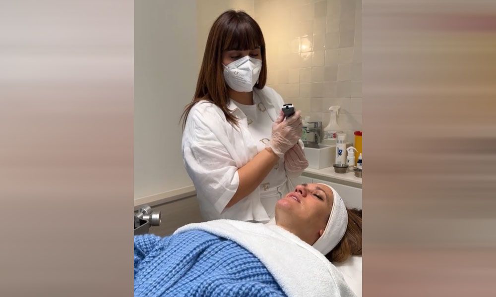 Bianca Schwarzjirg besucht Schönheitsinstitut.