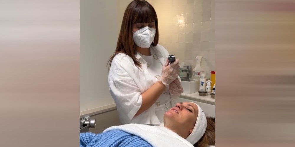 Bianca Schwarzjirg besucht Schönheitsinstitut