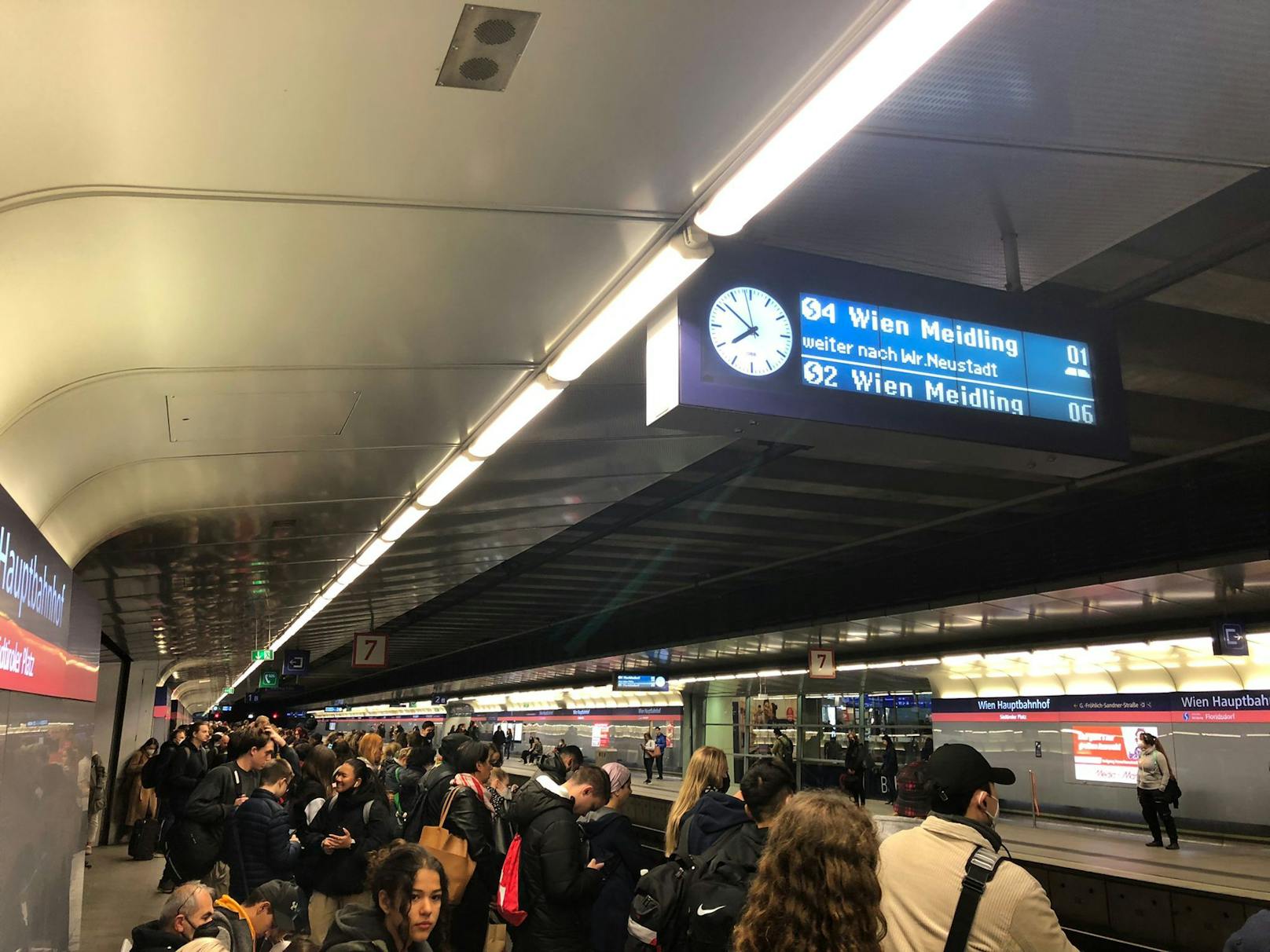 Am Hauptbahnhof warteten am Donnerstagmorgen unzählige Fahrgäste auf die S-Bahn.