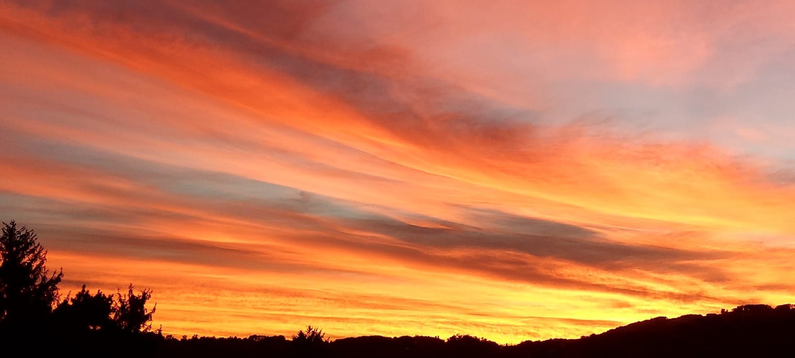 Zustande kommt dieses Wolkenbild durch Streuung und Brechung des Sonnenlichts.