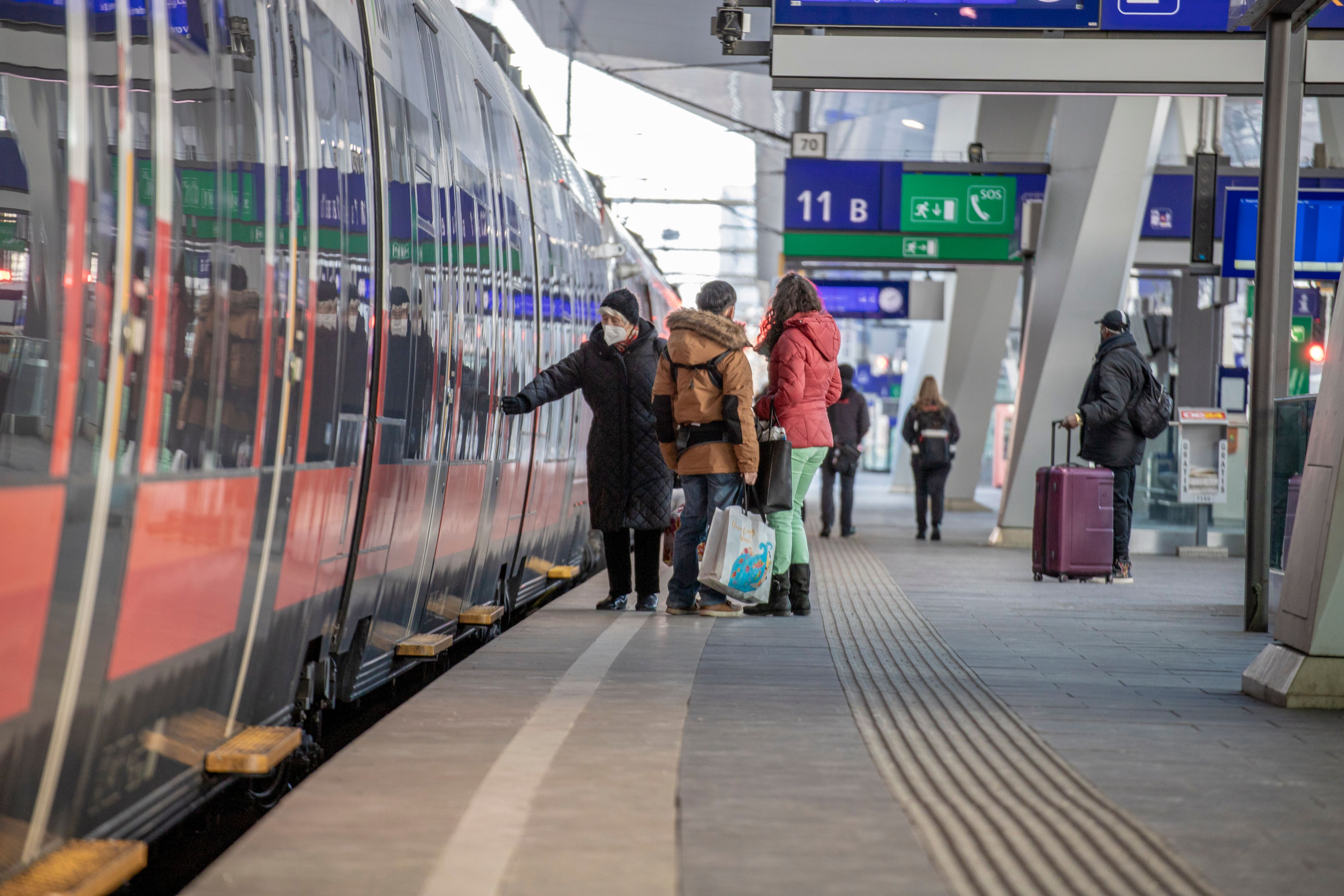 Nicht nur an den Zügen wird geschraubt, auch Brücken, Viadukte, Stützmauern, Tunnel, Gleisanlagen und Oberleitungen entlang der Strecke werden erneuert. Teile der Strecke sind über ein Jahr lang gesperrt.