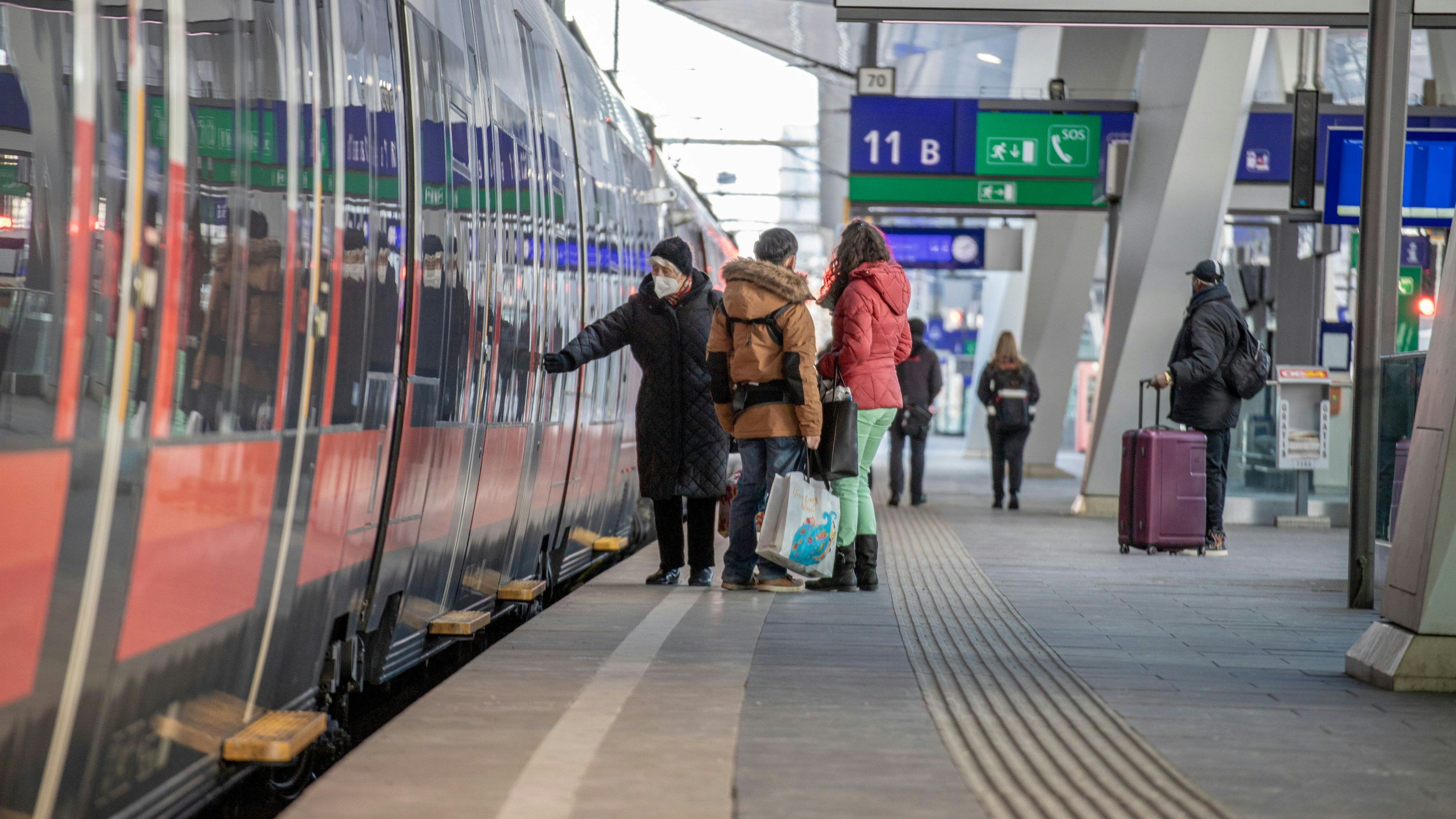 Download von www.picturedesk.com am 06.10.2022 (08:28).  Aufgrund der auslaufenden Notvergabe, die seitens der Regierung aufgrund der Coronapandemie zur Aufrechterhaltung des Bahnverkehrs gewährt wurde, werden Zugintervalle wieder verlängert. Im Bild: Passagiere befinden sich auf dem Bahnsteig am Wiener Hauptbahnhof vor einer Zuggarnitur. Aufgrund des Coronavirus tragen alle Fahrgäste einen Mund-Nasen-Schutz. Wien, Österreich. Februar 2021 // Due to the running out government emergency financial support, the austrian railways extend the train intervals. Picture: Passengers waiting on the train platform at the Vienna train mainstation in front of a waggon. Due to the coronavirus situation they are wearing a mouth-nose-protection. Vienna, Austria. February 2021 - 20210212_PD8040 - Rechteinfo: Rights Managed (RM)