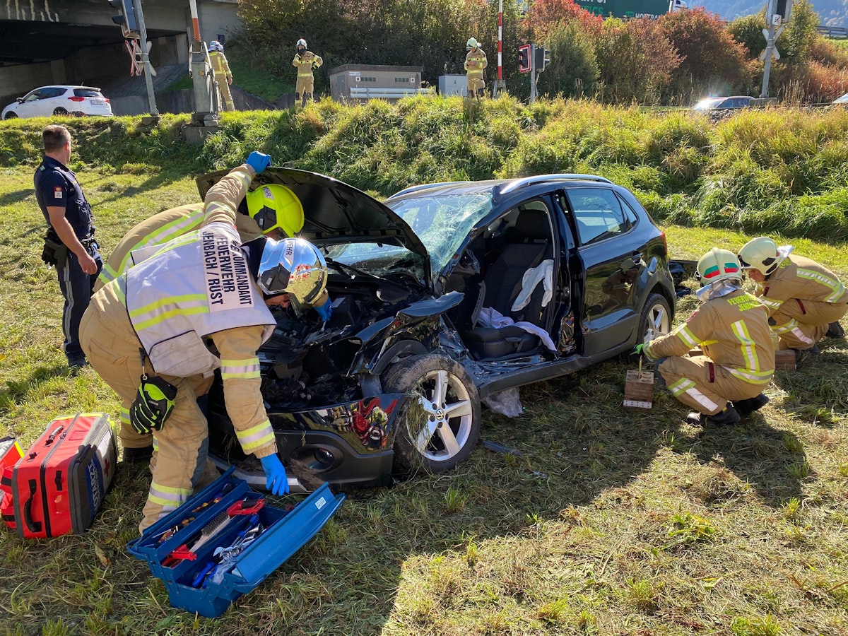 Auto kracht in Zillertalbahn – Fahrerin verletzt