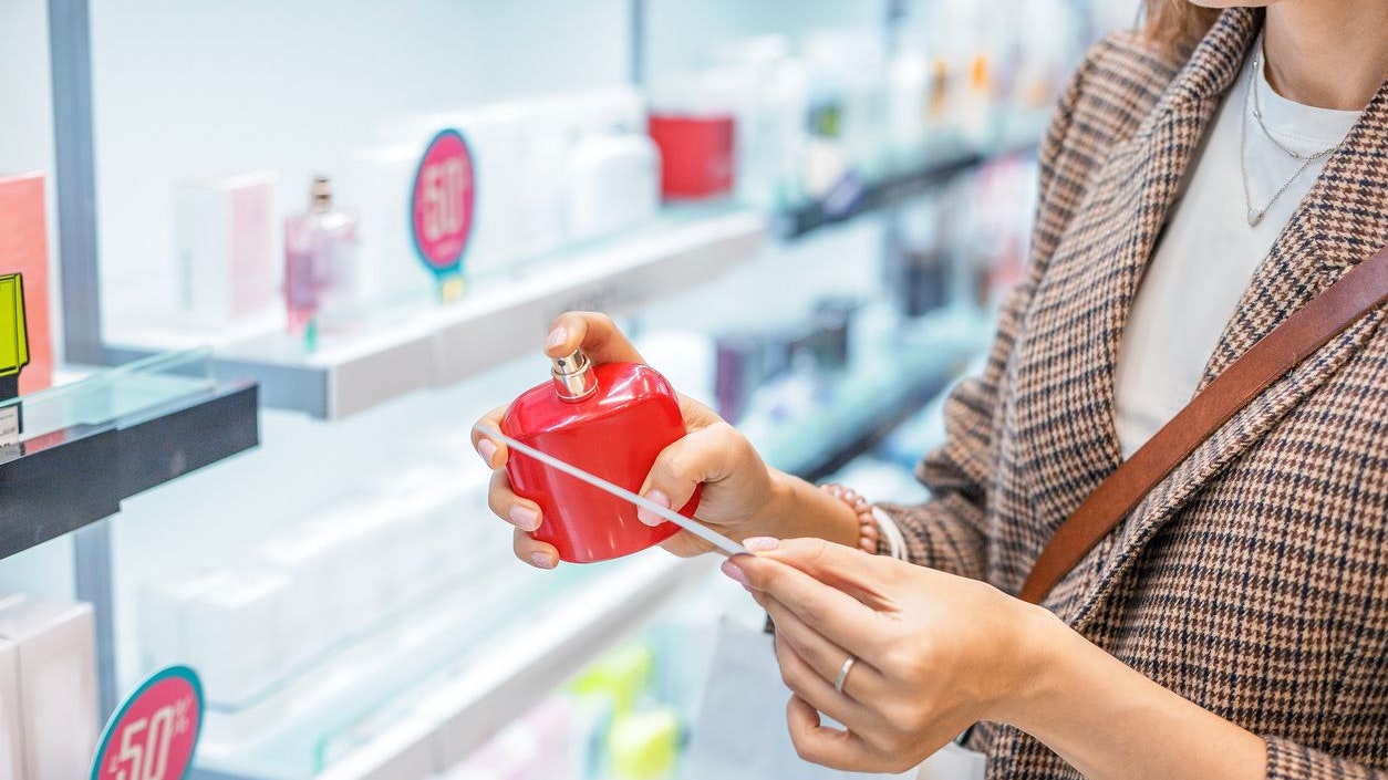 Ein leichter Hauch vom intensiven Aroma genügt schon, um deine Aufmerksamkeit zu bekommen. Von der Verpackung bis zum eigentlichen Aroma ist die Kosmetika mit dem luxuriösen Vorbild zum verwechseln ähnlich.