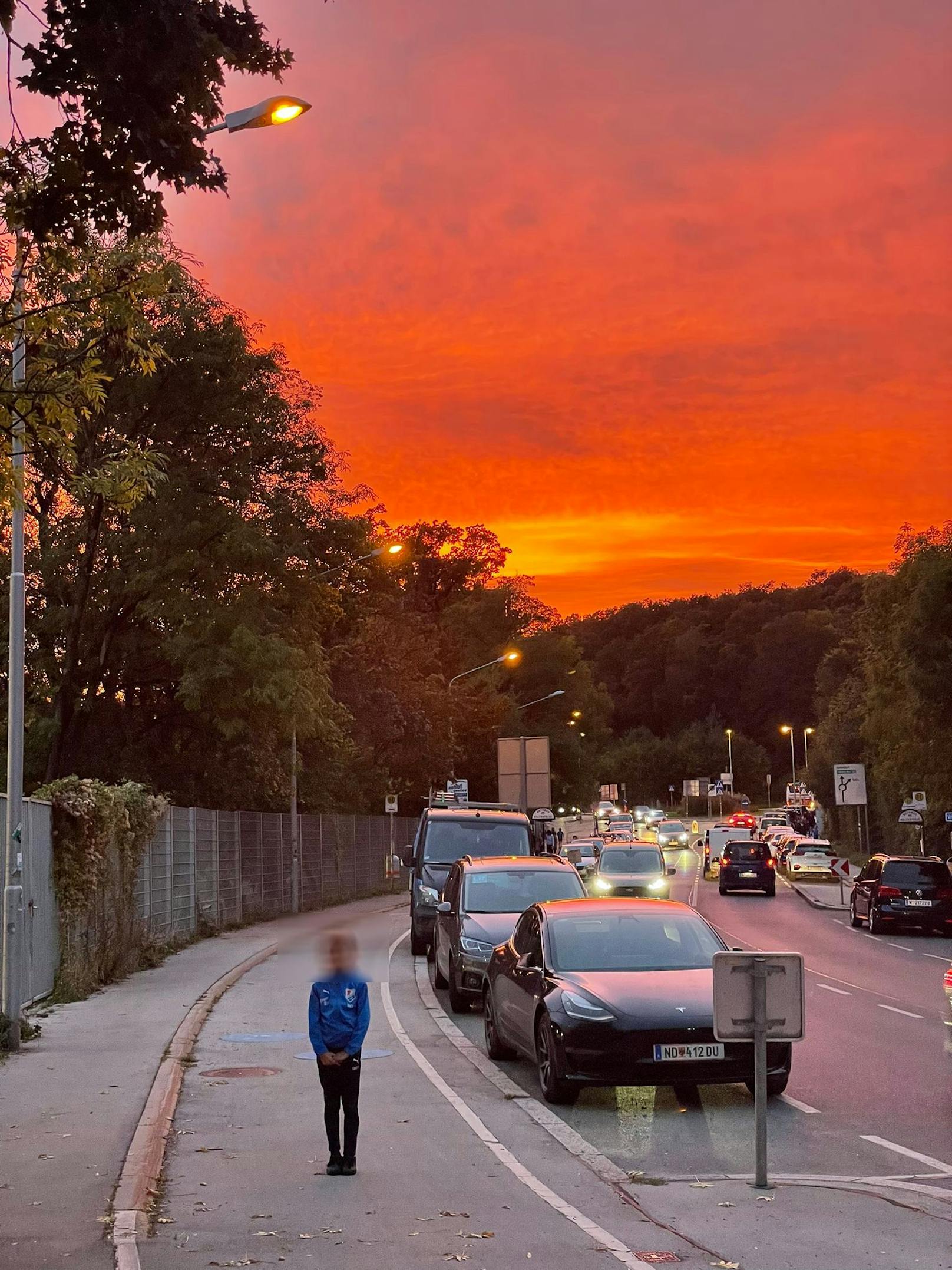 Auch in Wien-Hernals ließ man sich den Blutorange-Himmel nicht entgehen.