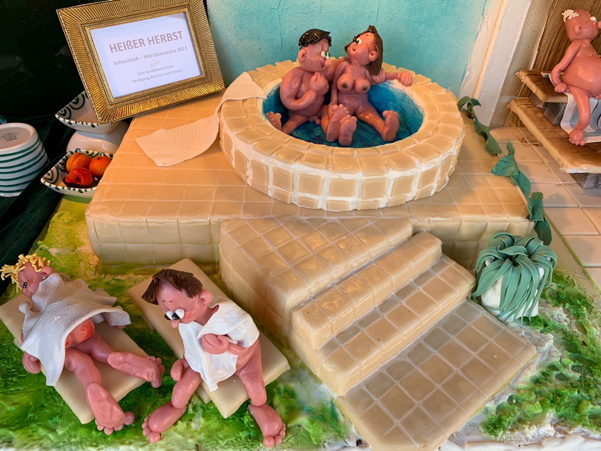 Die Konditorei Grellinger in Gmunden erregt mit ihrer Auslage für Aufsehen.