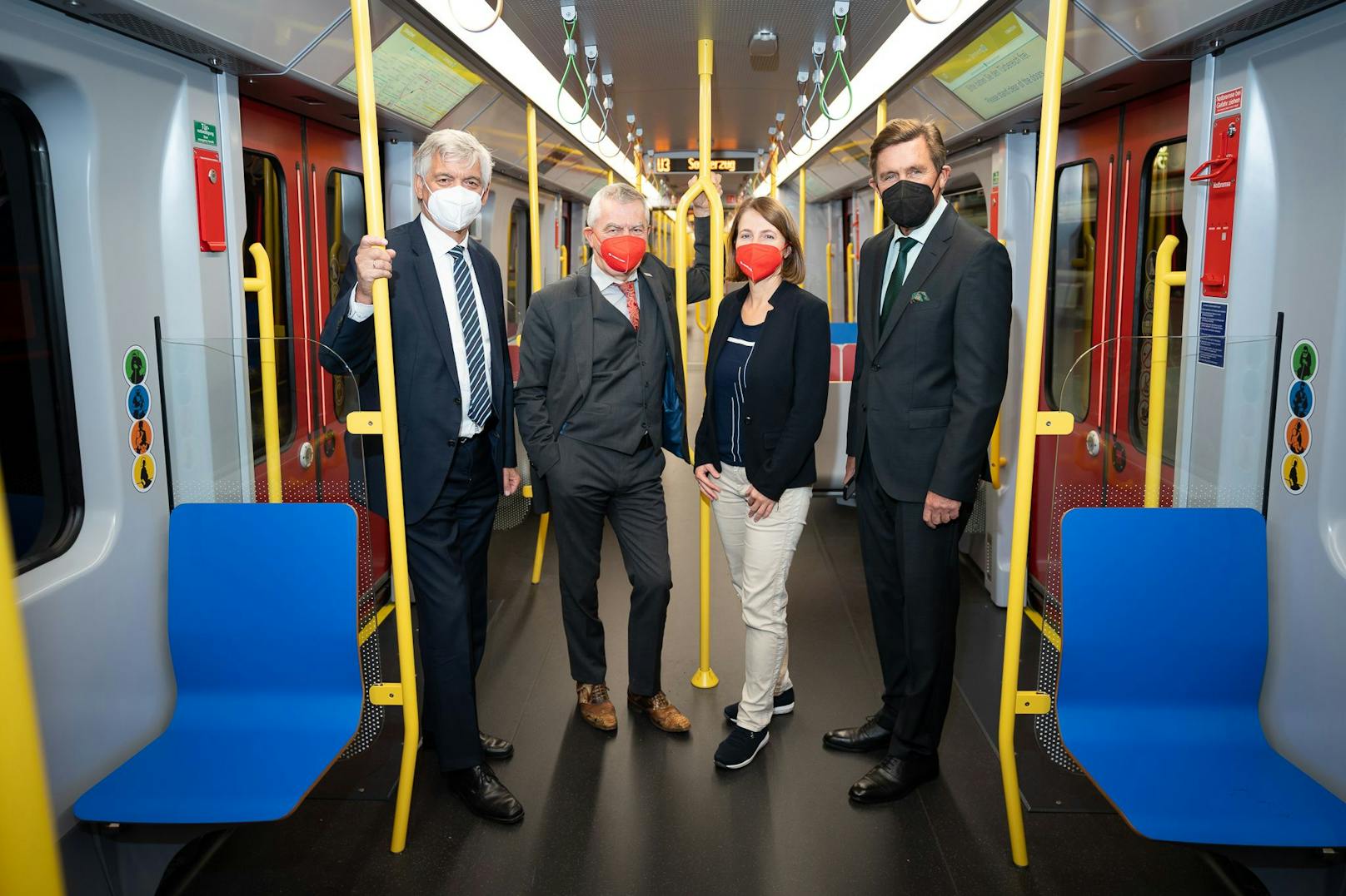 Arnulf Wolfram (CEO Siemens Mobility Österreich), Günter Steinbauer (Geschäftsführer der Wiener Linien) Gudrun Senk (designierte Geschäftsführerin der Wiener Linien) und Peter Hanke (Öffi-Stadtrat, v.li.) im neuen X-Wagen.