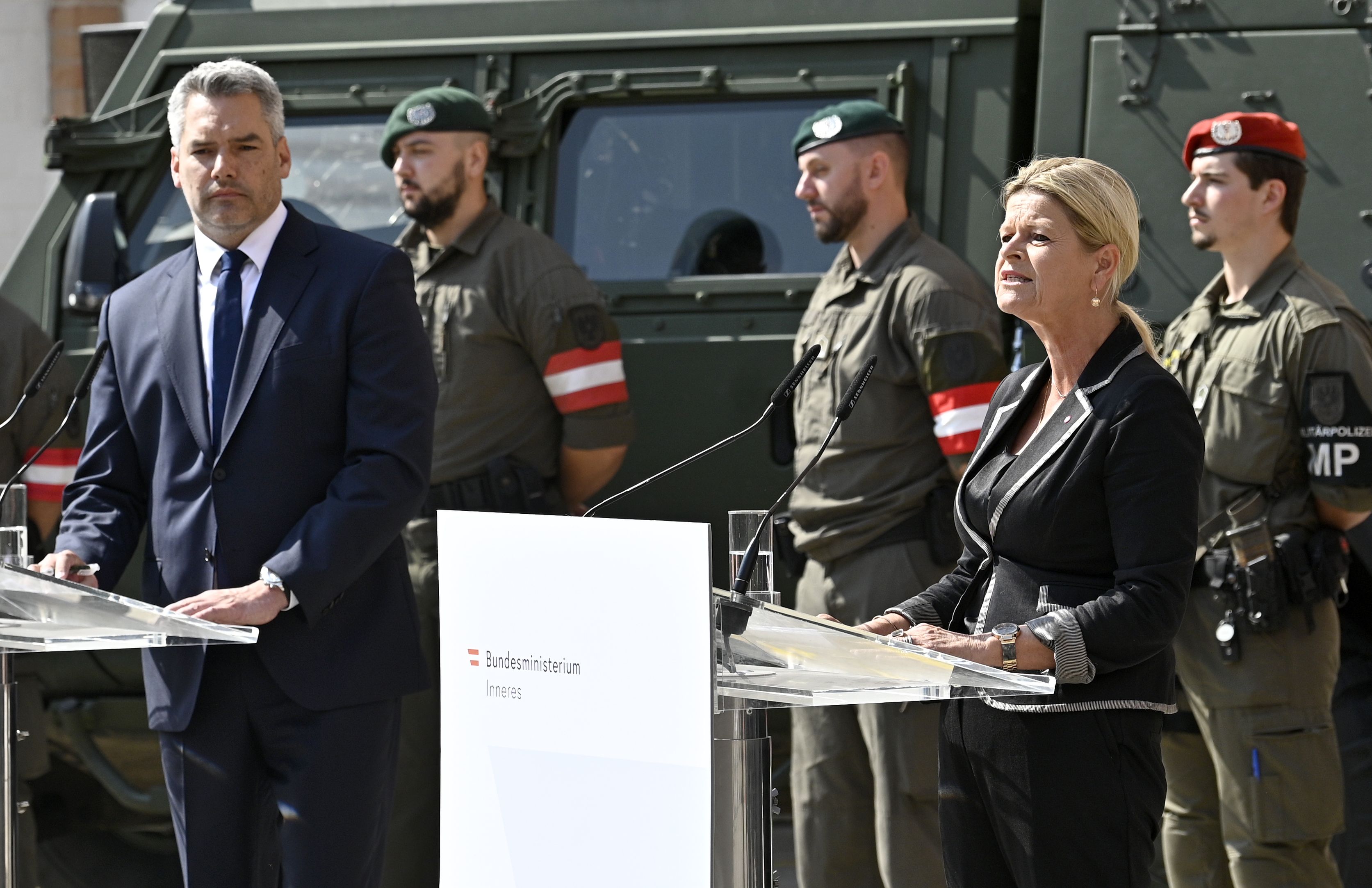 Zusammen mit Finanzminister Magnus Brunner (nicht im Bild) präsentieren Bundeskanzler Karl Nehammer und Verteidigungsministerin Klaudia Tanner das Verteidigungsbudget für das kommende Jahr. Archivbild. 