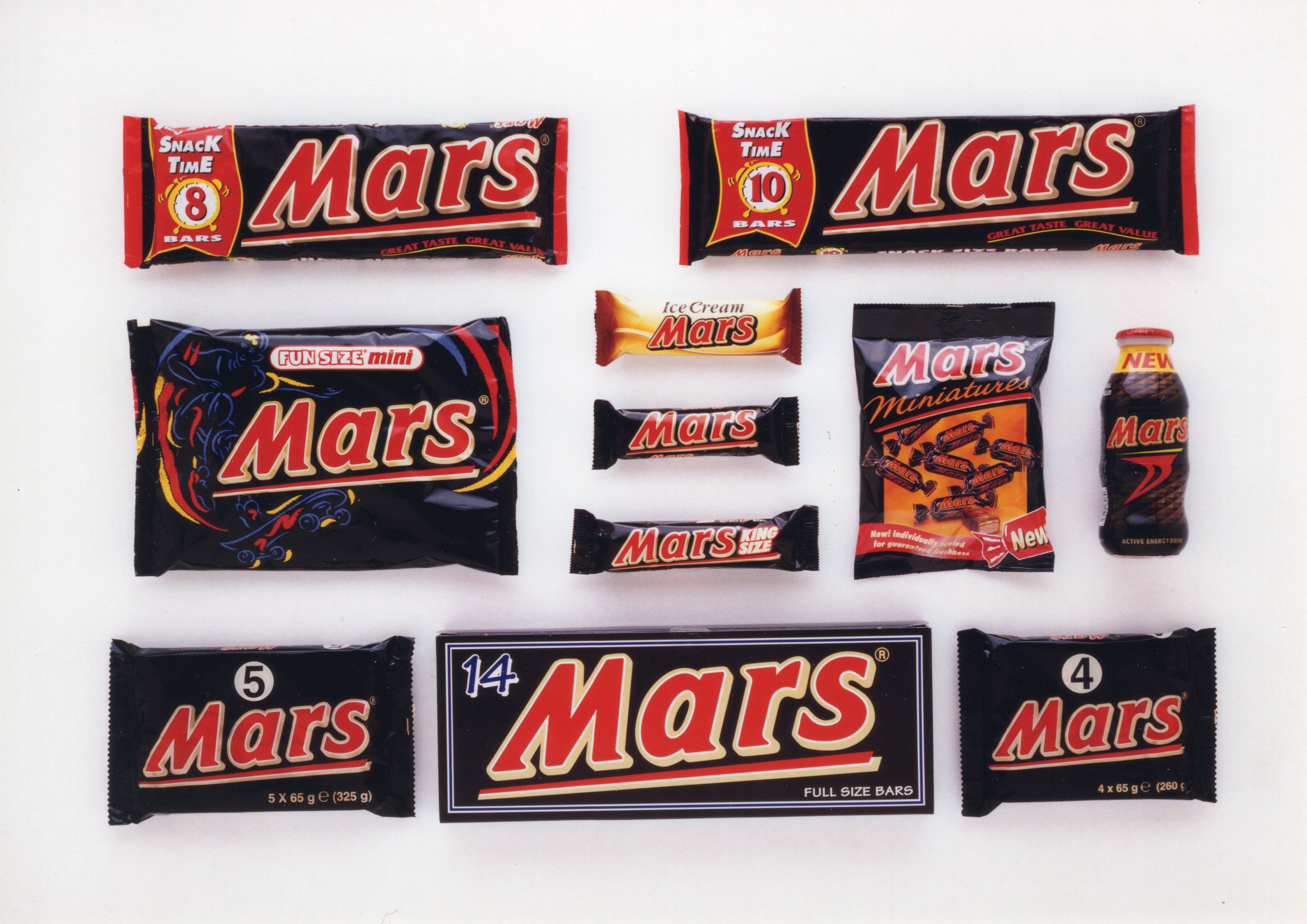 Download von www.picturedesk.com am 06.10.2022 (22:16).  ACT action_39371443 -- Mars bar product line. See SWNS story SWBRmars. These nostalgic images show the amazing journey of the classic Mars bar over the last nine decades. As the chocolate giant celebrates its milestone 90th anniversary, it has released fascinating archive photos of the sweet treat through the ages - including a glimpse of the chocolate bar being handmade in its early years at its confectionery factory in Slough. Since it was launched in 1932, after being created by American businessman Forrest Edward Mars Sr, more than 30 billion Mars bars have been sold. The caramel and nougat bar, which is coated in milk chocolate, was advertised with the popular slogan, A Mars a day helps you work, rest and play. - 20220707_PD16681 - Rechteinfo: Rights Managed (RM)