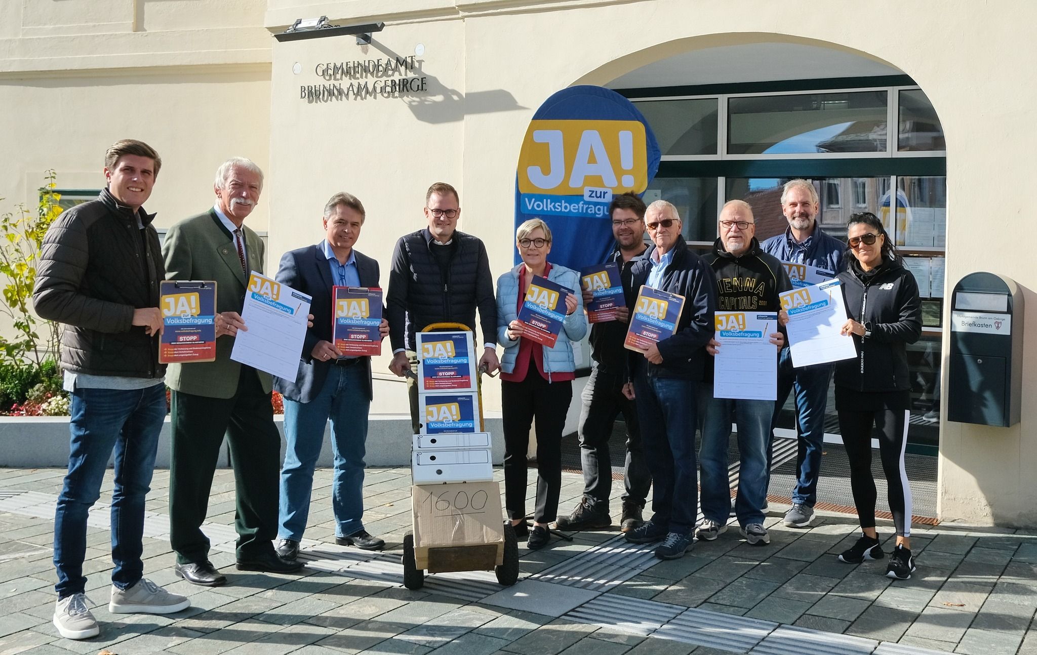 1.689 Unterschriften wurden am Gemeindeamt übergeben.