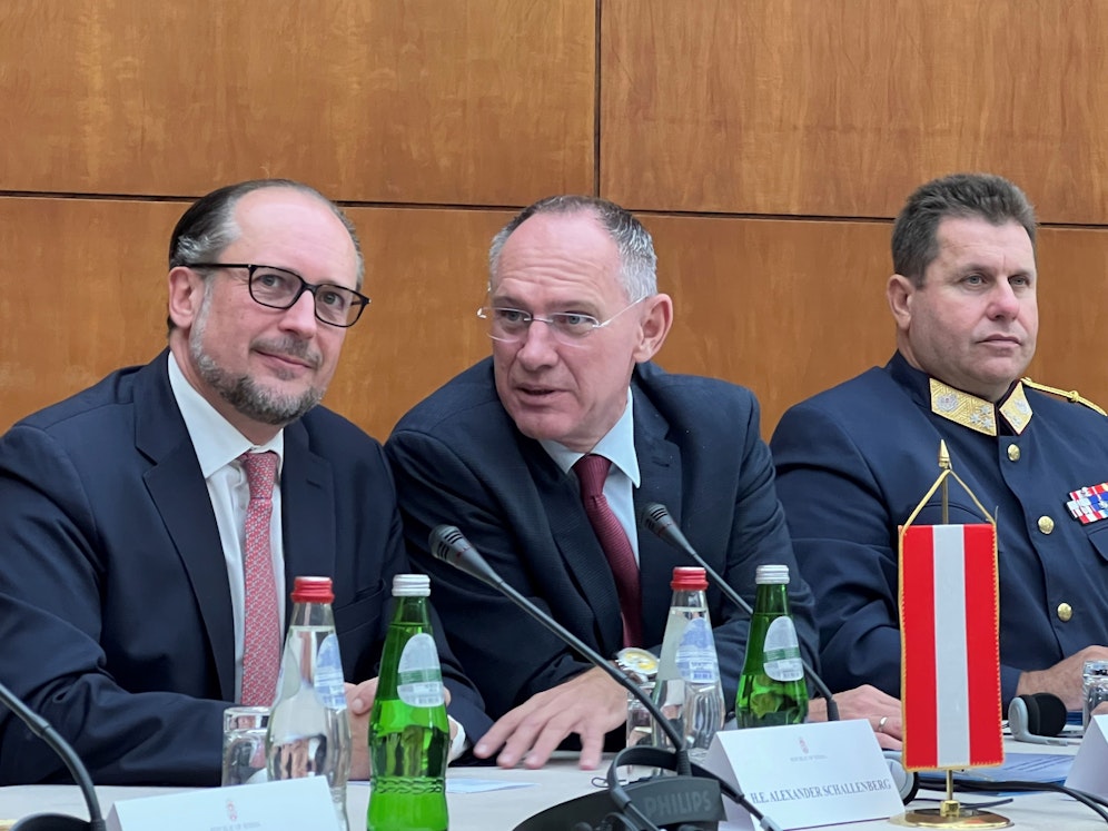 Alexander Schallenberg (ÖVP), Innenminister Gerhard Karner (ÖVP) und Bundespolizeidirektor Michael Takacs im Rahmen des Treffens der Innen- und Außenminister von Österreich, Ungarn und Serbien zum Thema Migration am Donnerstag, 6. Oktober 2022.