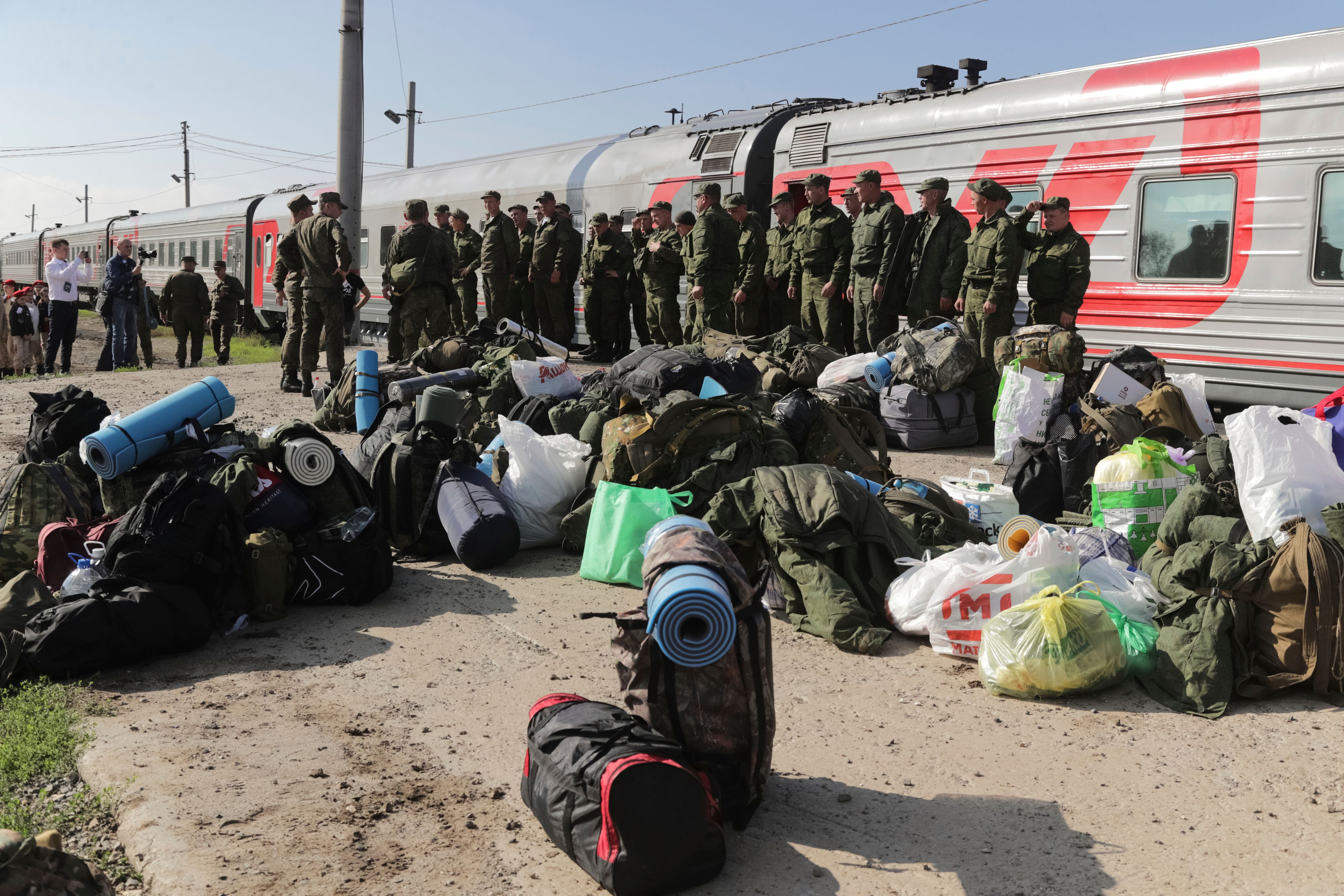 Download von www.picturedesk.com am 06.10.2022 (21:07).  Russian recruits gather to take a train at a railway station in Prudboi, Volgograd region of Russia, Thursday, Sept. 29, 2022. Russian President Vladimir Putin has ordered a partial mobilization of reservists to beef up his forces in Ukraine. (AP Photo) - 20220929_PD9191 - Rechteinfo: Rights Managed (RM)
