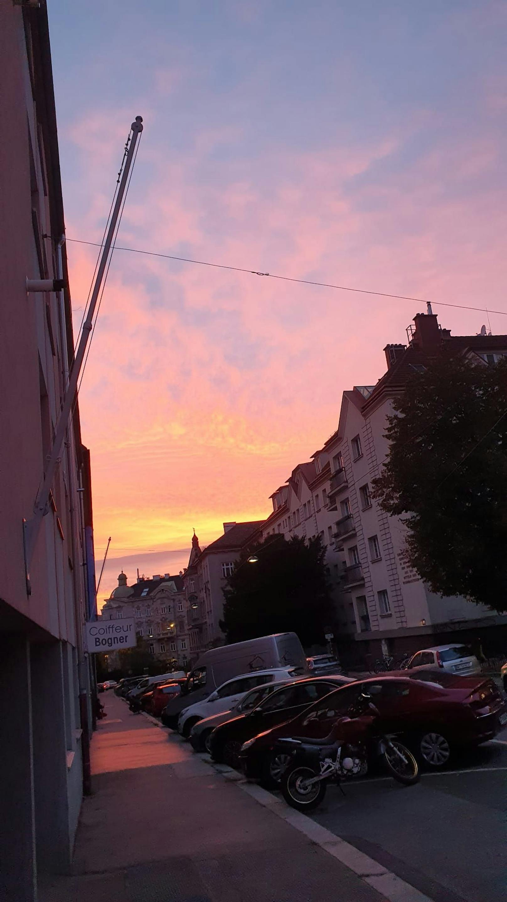 Auch Leser Tihomir stand minutenlang in Wien-Penzing und sah die Sonne dort untergehen.