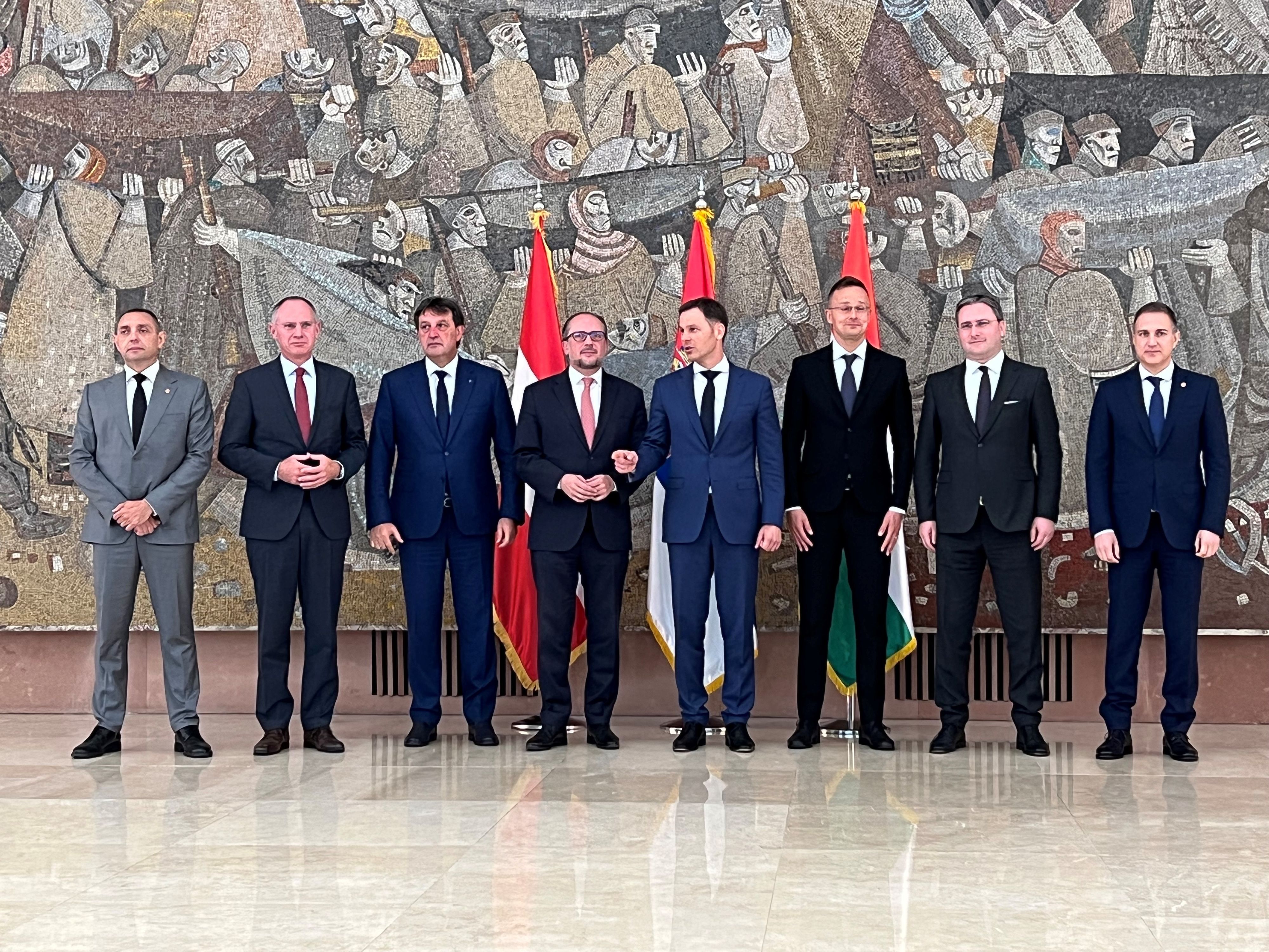 Aleksandar Vulin (serbischer Innenminister), Innenminister Gerhard Karner (ÖVP), der Chef der serbischen Security Intelligence Agency, Bratislav Gasic, AM Alexander Schallenberg (ÖVP), Sinia Mali (serbischer Finanzminister), Péter Szijjártó (AM Ungarn), Nikola Selakovic (serbischer Außenminister) und Nebojca Stefanovic (serbischer Verteidigungsminister) im Rahmen des Treffens der Innen- und Außenminister von Österreich, Ungarn und Serbien zum Thema Migration am Donnerstag, 6. Oktober 2022.
