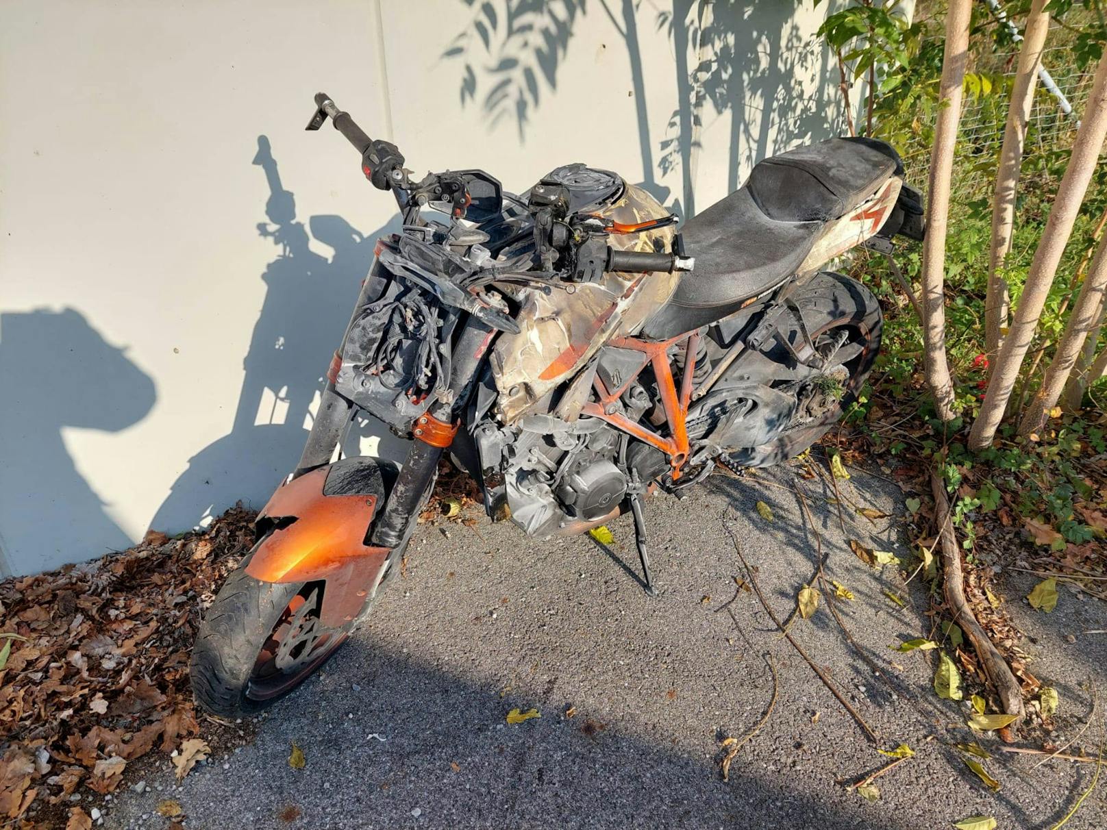 Das Motorrad stand nach dem Unfall in Flammen.