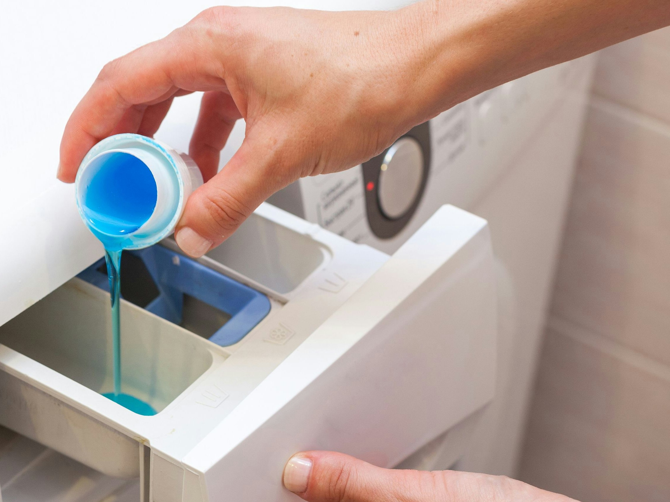 Weisst du, in welches Fach der Waschmaschine das Waschmittel kommt und in welches der Weichspüler?