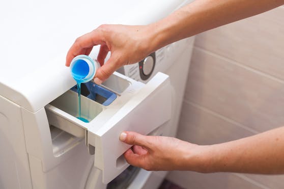 Weißt du, in welches Fach der Waschmaschine das Waschmittel kommt und in welches der Weichspüler?