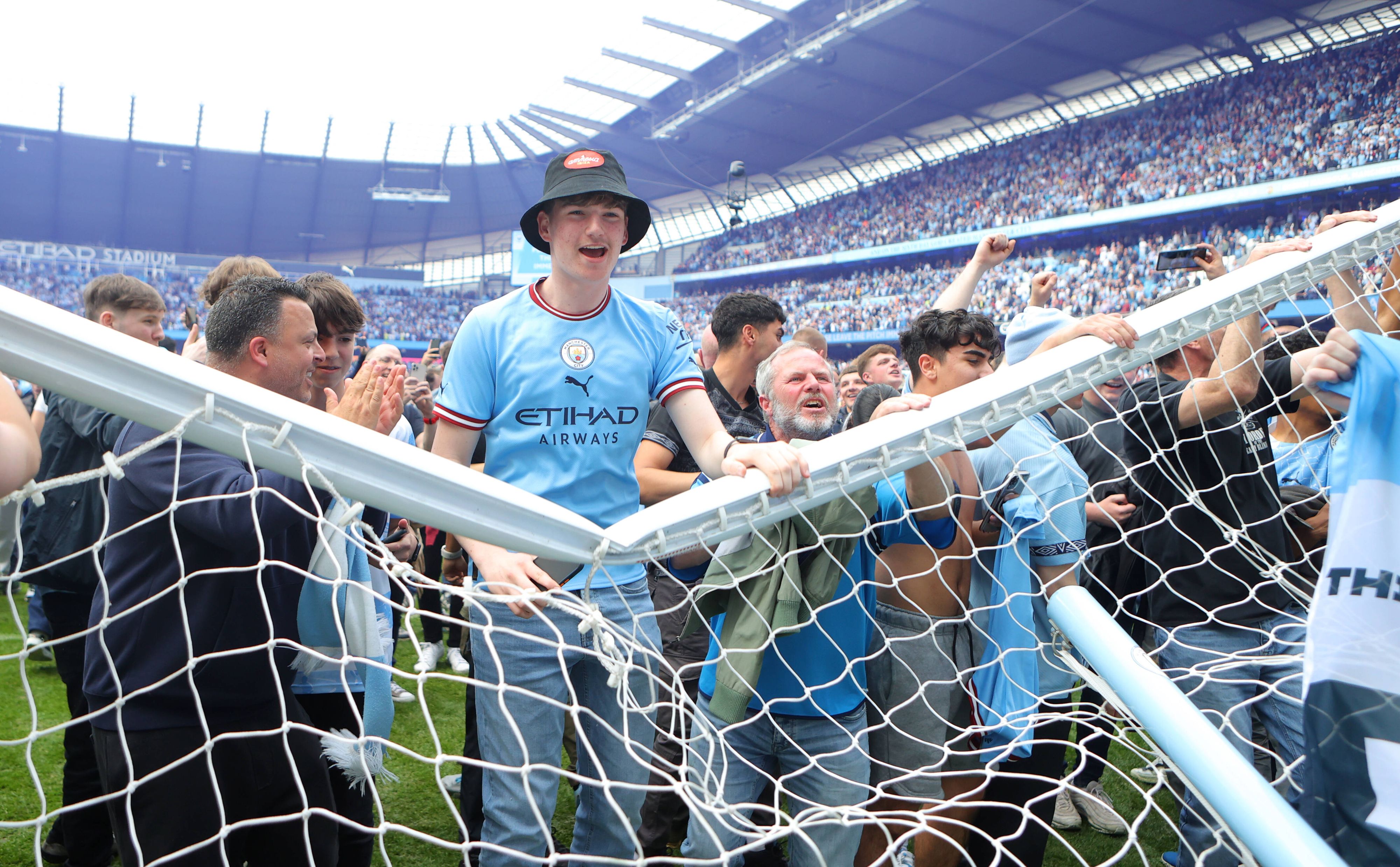 Die City-Fans stürmten bei der Meisterfeier den Platz.
