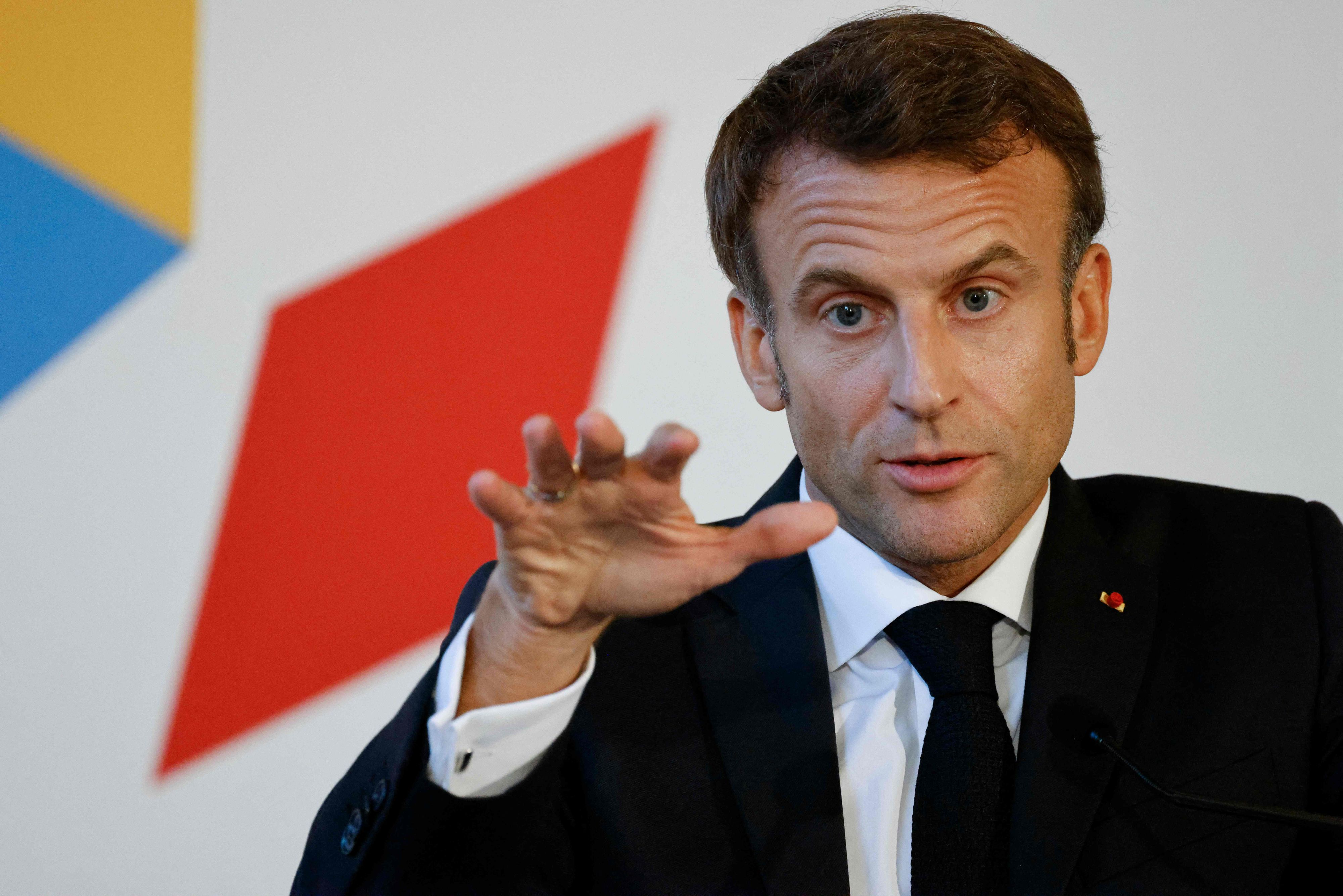 Download von www.picturedesk.com am 07.10.2022 (18:57).  French President Emmanuel Macron gestures as he attends the final press conference at the Prague castle where the European Summit "European Political Community" takes place in Prague, Czech Republic, on October 7, 2022. - Leaders from over 40 countries are set to meet in Prague on October 6, 2022, to launch the "European Political Community". (Photo by Ludovic MARIN / AFP) - 20221007_PD7086 - Rechteinfo: Rights Managed (RM) Nur für redaktionelle Nutzung! Werbliche Nutzung erfordert Freigabe: bitte schicken Sie uns eine Anfrage.