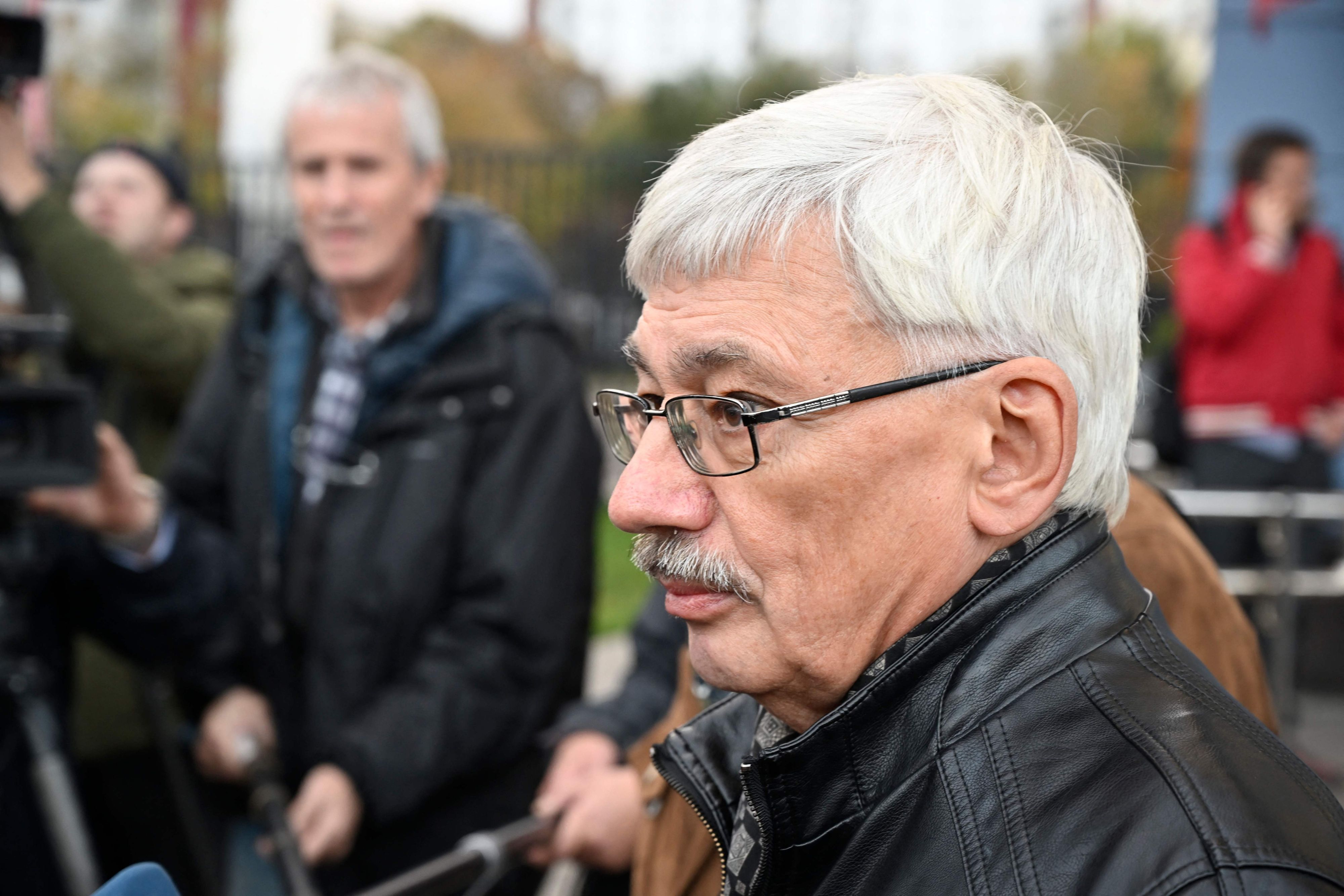 Download von www.picturedesk.com am 07.10.2022 (20:37).  Oleg Orlov, one of Memorial rights group leading activists, meets with the media after the group was co-awarded the 2022 Nobel Peace Prize along with Belarus' human rights advocate Ales Bialiatski and the Ukrainian human rights organisation Center for Civil Liberties, in Moscow on October 7, 2022. (Photo by Alexander NEMENOV / AFP) - 20221007_PD5998 - Rechteinfo: Rights Managed (RM) Nur für redaktionelle Nutzung! Werbliche Nutzung erfordert Freigabe: bitte schicken Sie uns eine Anfrage.