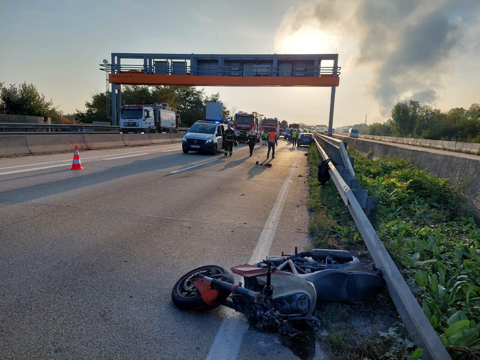 Das Motorrad stand nach dem Unfall in Flammen.