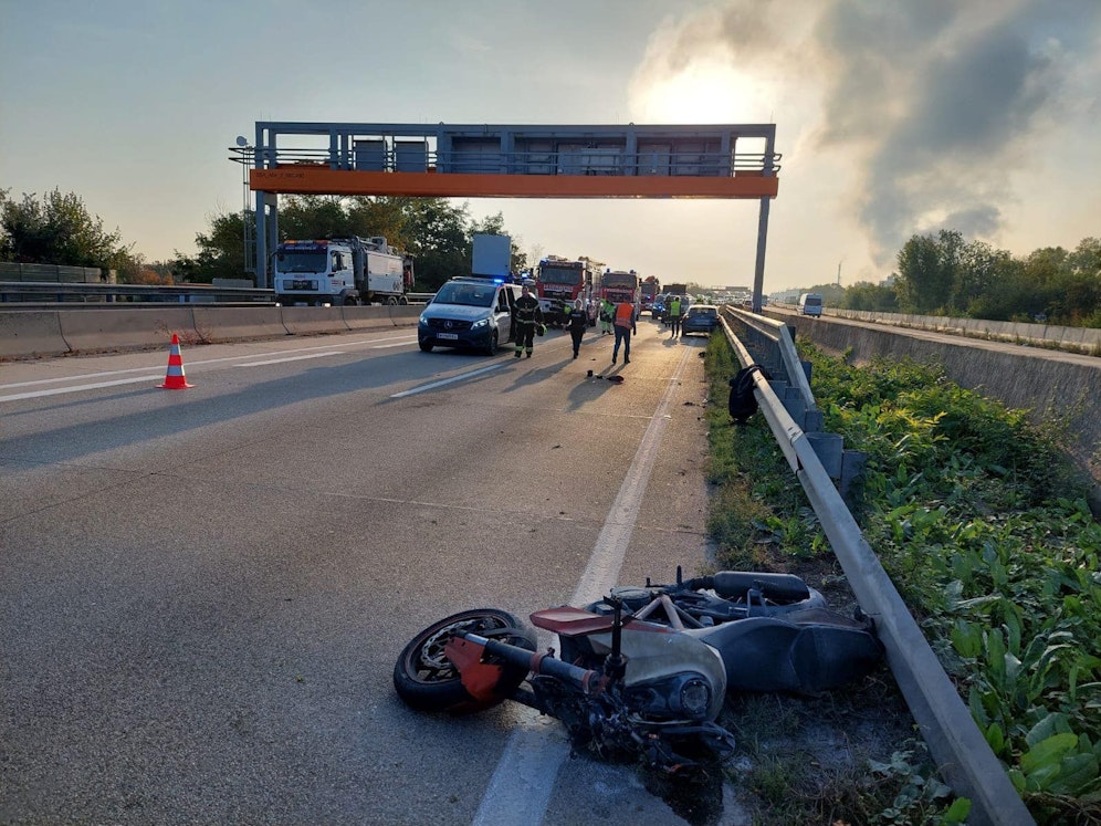 Das Motorrad stand nach dem Unfall in Flammen.