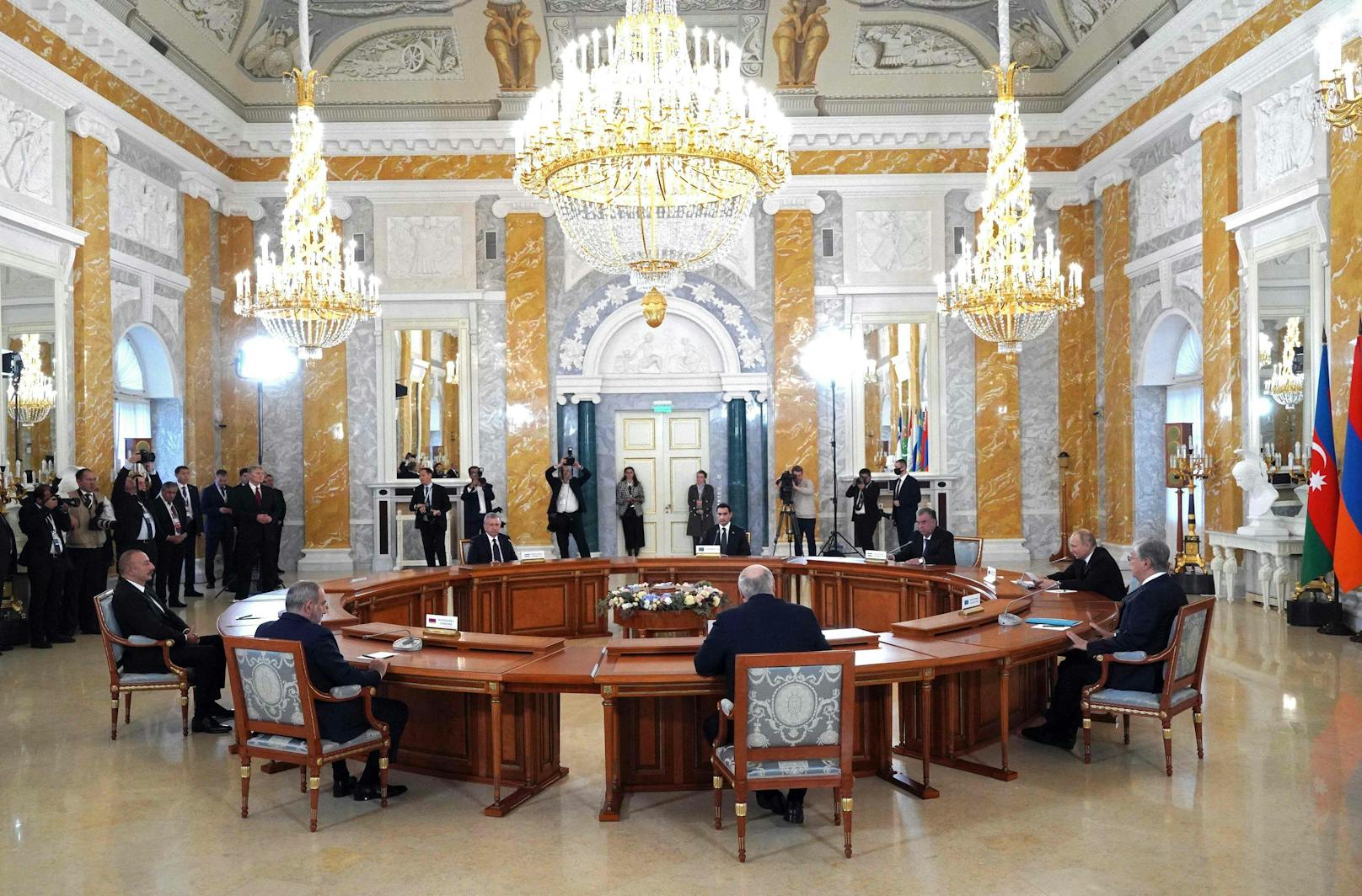 Der russische Präsident Wladimir Putin (2R) und die Staats- und Regierungschefs der Mitgliedsstaaten der Gemeinschaft Unabhängiger Staaten (GUS) treffen sich am 7. Oktober 2022 in der Präsidentenresidenz Konstantin-Palast.