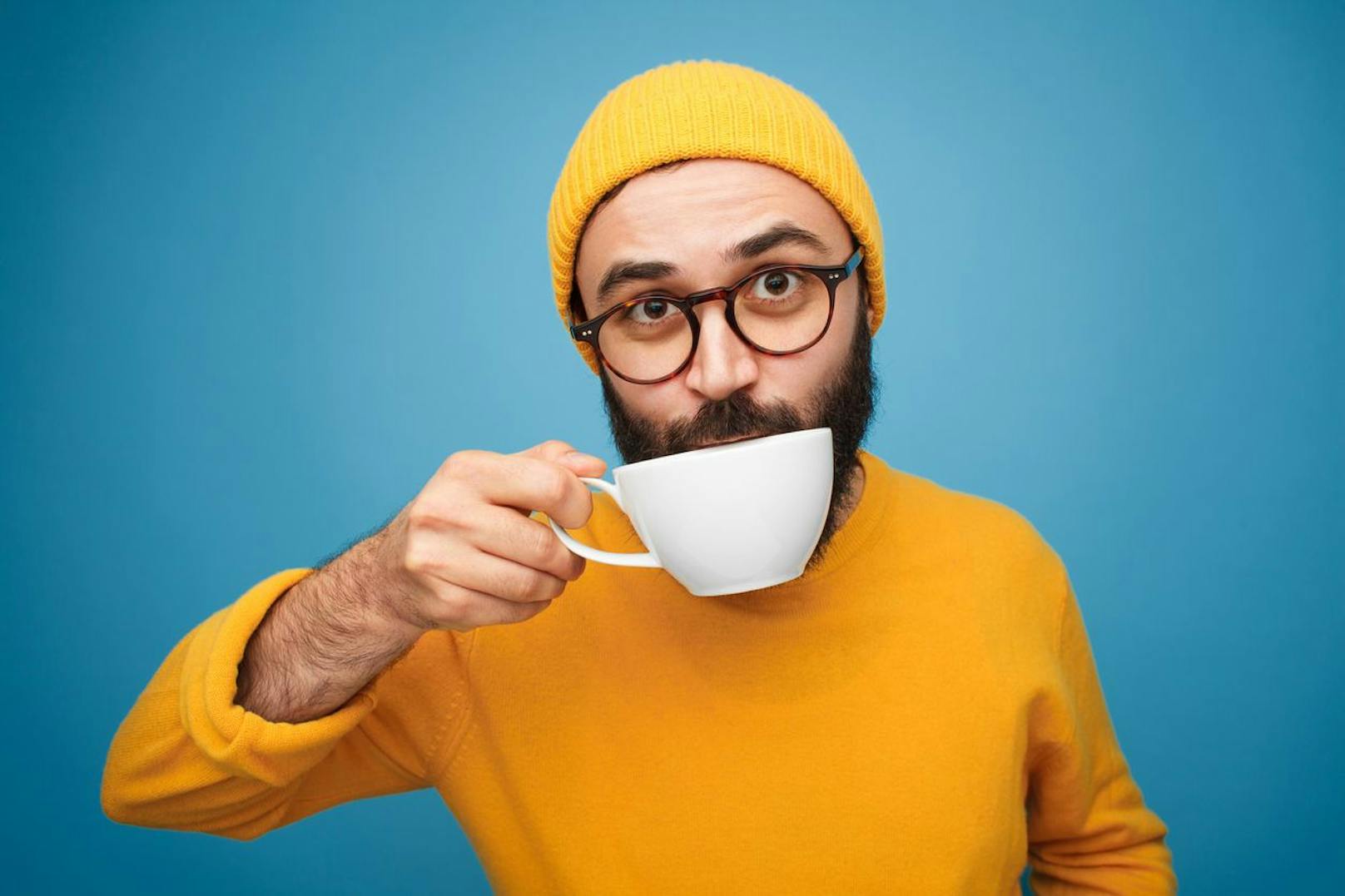 Sobald dein Kaffee lauwarm ist kannst du den Zitronensaft hinzufügen. Verwende keinen heißen Kaffee, da das Vitamin C und weitere Nährstoffe ansonsten in der Hitze verloren gehen.